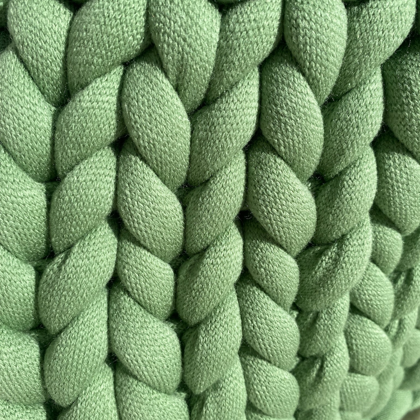 Pillowbag aus Premium Cotton in der Farbe Salbeigrün mit Bambusgriffen