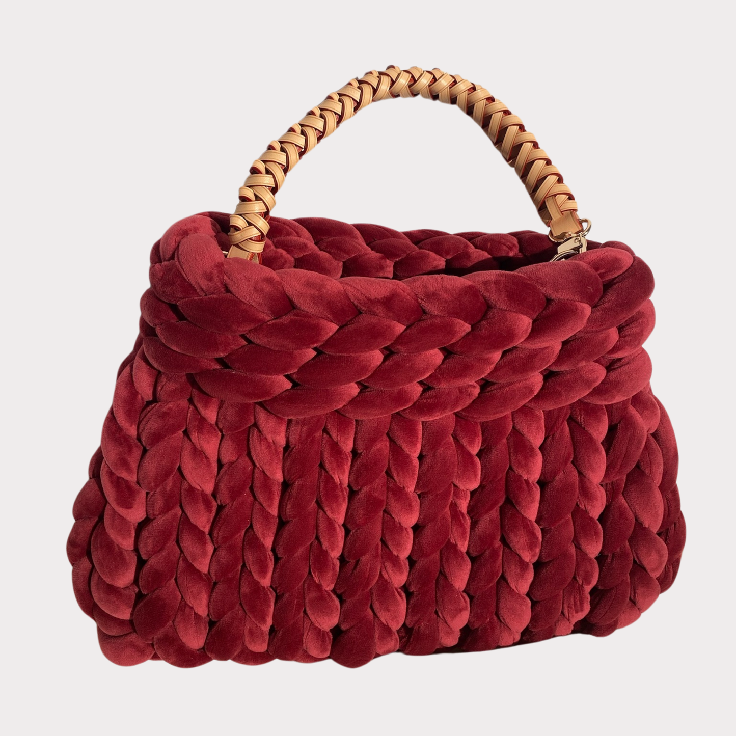 Pillowbag aus Samt in der Farbe Burgunder mit geflochtenem Ledergurt