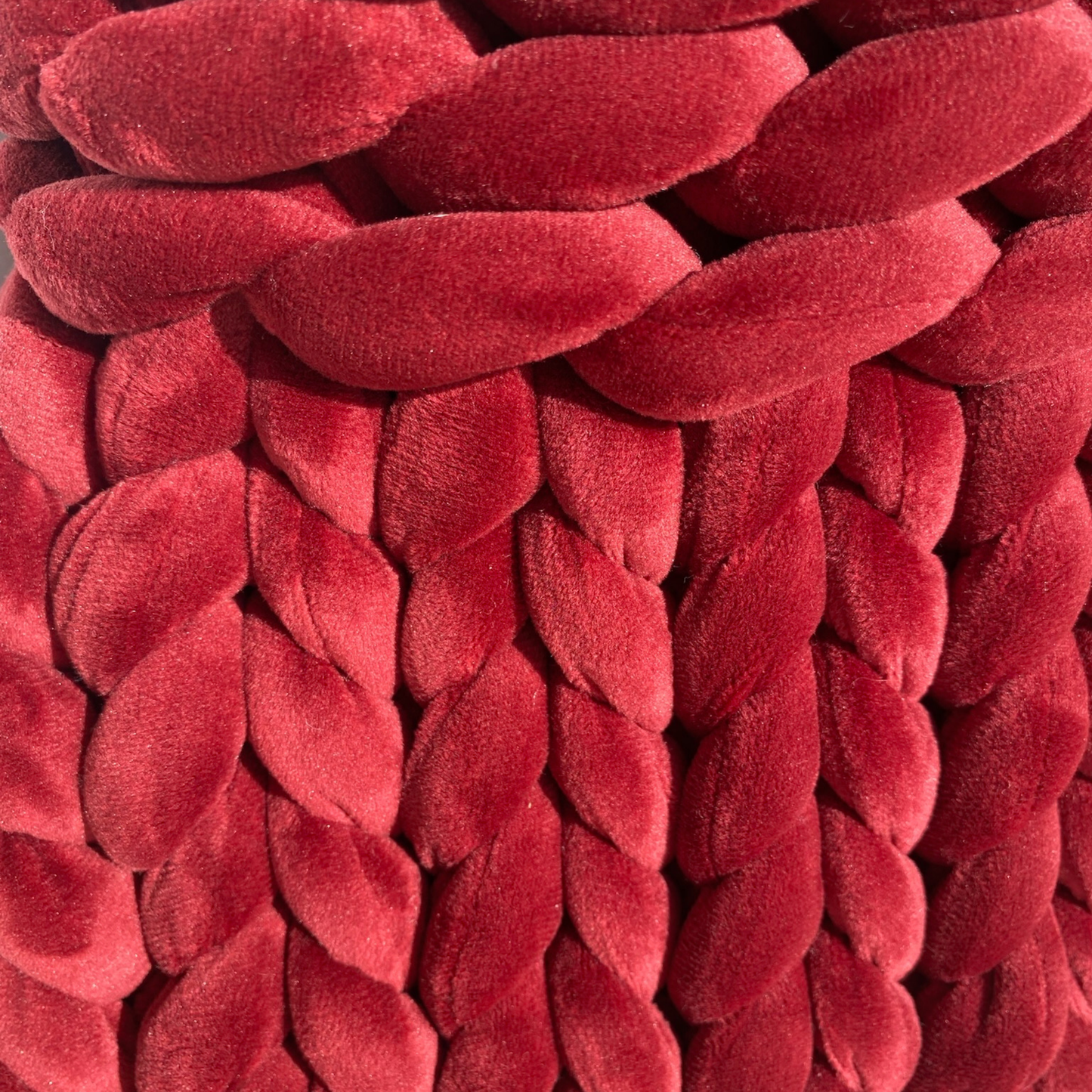 Pillowbag aus Samt in der Farbe Burgunder mit geflochtenem Ledergurt