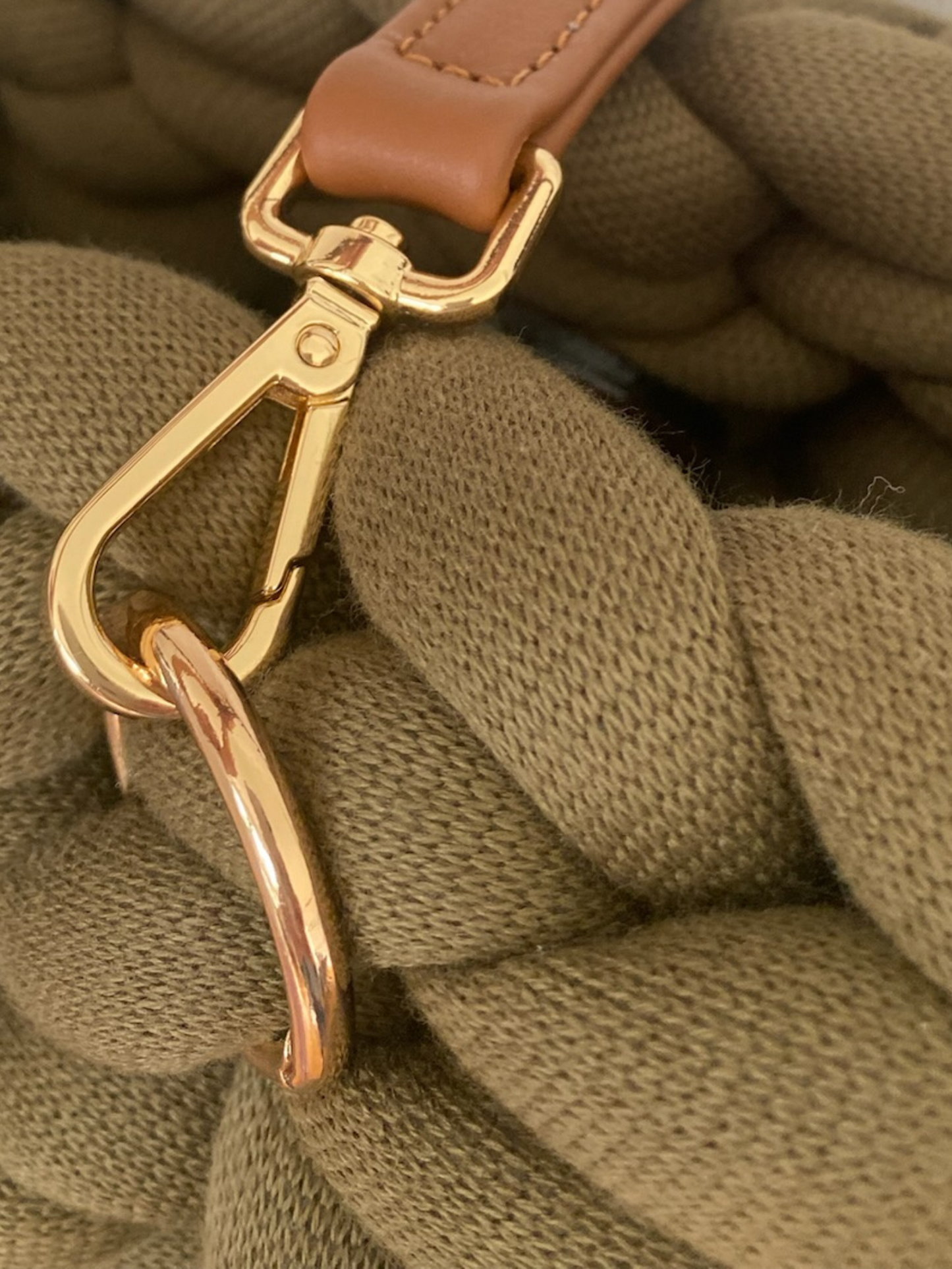 Pillow Bag aus Premium Cotton in der Farbe Olive mit braunem Ledergriff und Verschluß