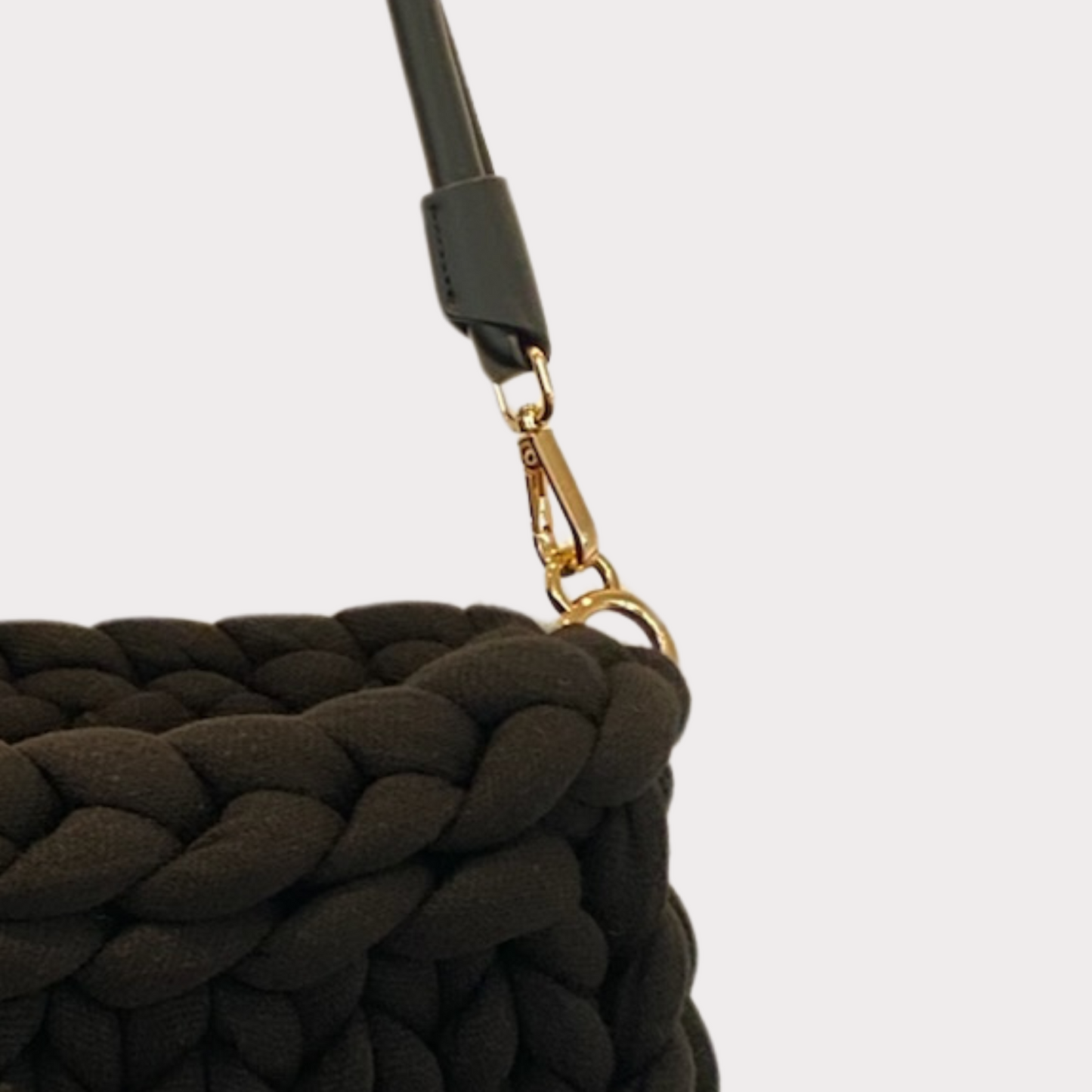Pillow Bag aus Premium Cotton in der Farbe Schwarz mit schwarzem Lederschultergurt