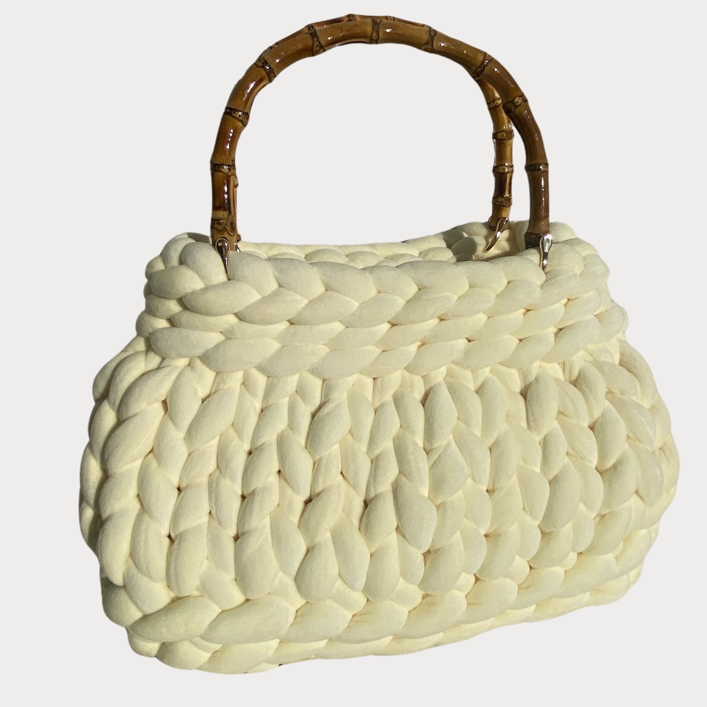 Aimée Signature Piece: Pillowbag aus Samt in der Farbe Creme mit Bambusgriffen