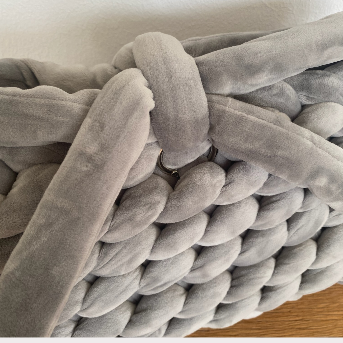 Clutch aus Samt in der Farbe Grau mit Schleifenverschluß