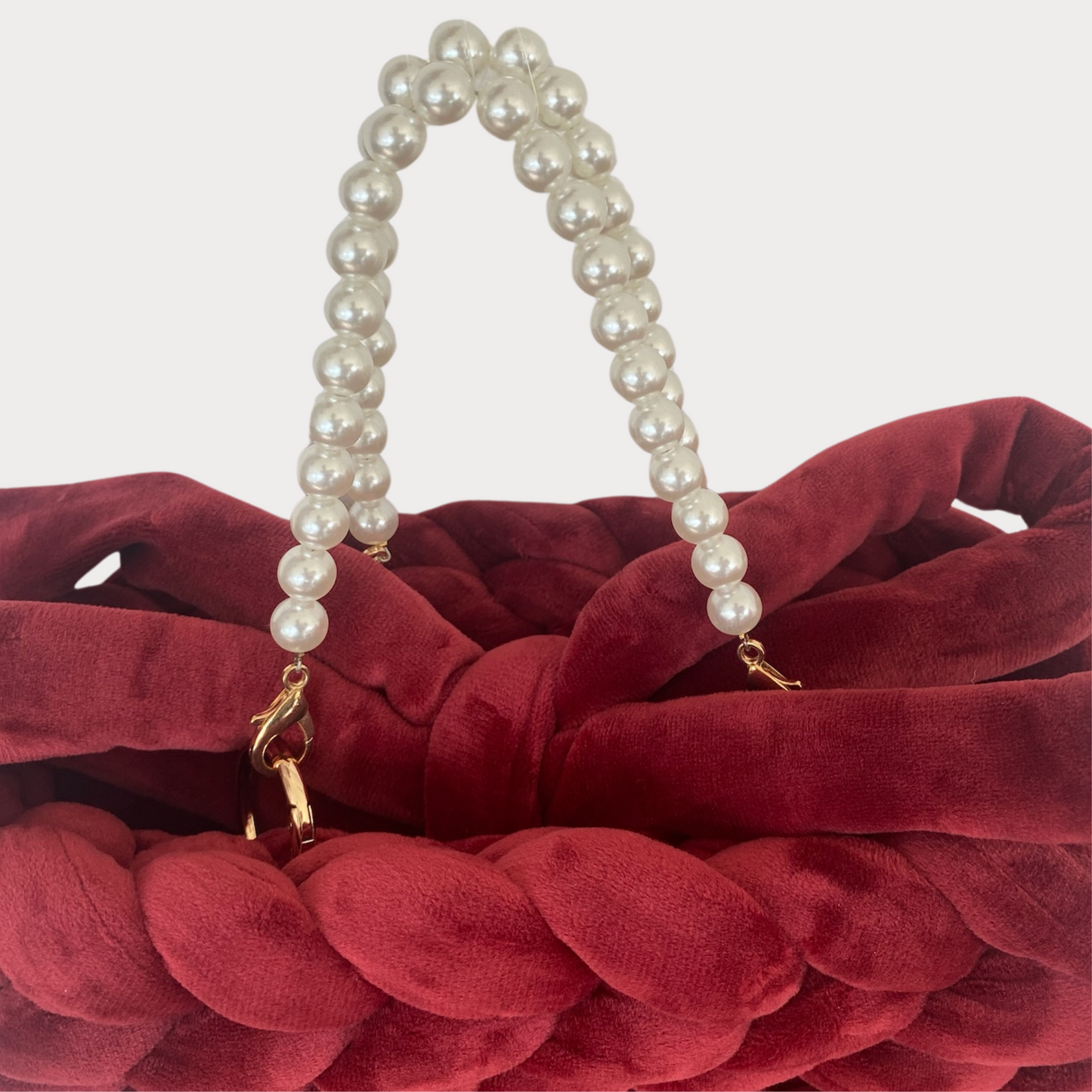 Clutch aus Samt in der Farbe Burgunder mit Zierschleife als Verschluß und Perlengriffen