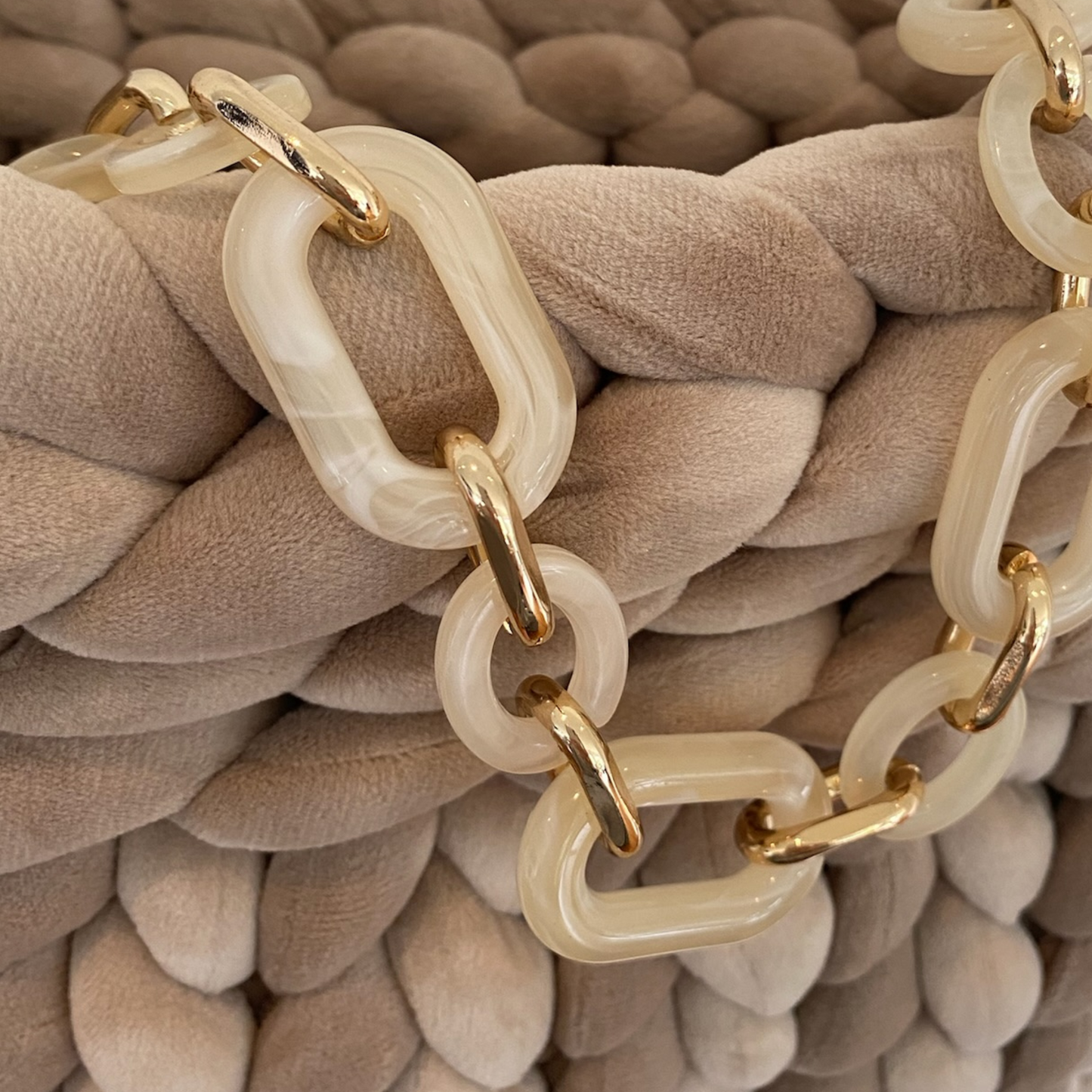 Pillow Bag aus Samt in der Farbe Cappucchino mit Gliederkette