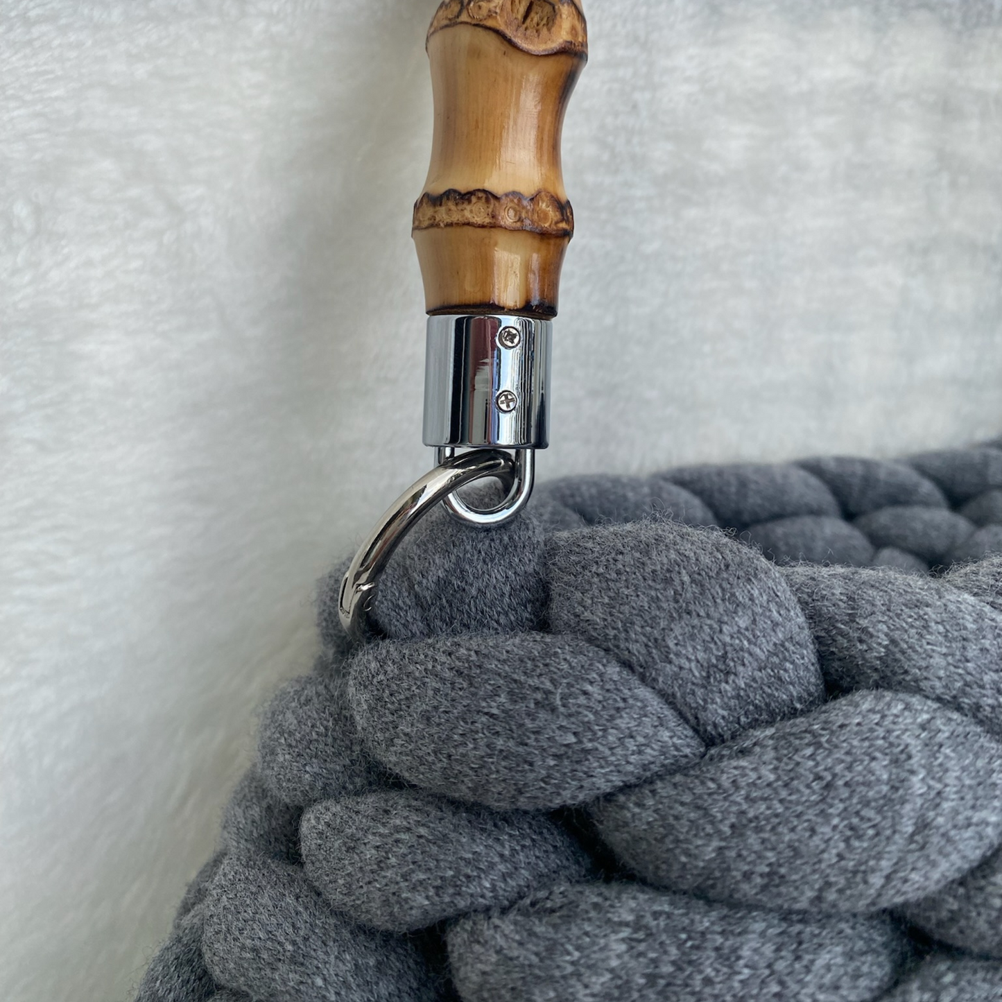 Pillow Bag aus Acrylic Cotton in der Farbe Dunkelgrau mit großem Bambusgriff