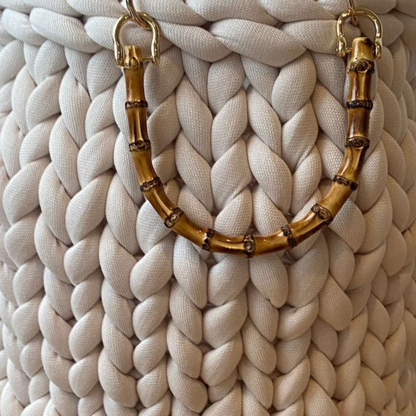 Wäschekorb aus Premium Cotton in der Farbe Stone mit Bambusgriffen