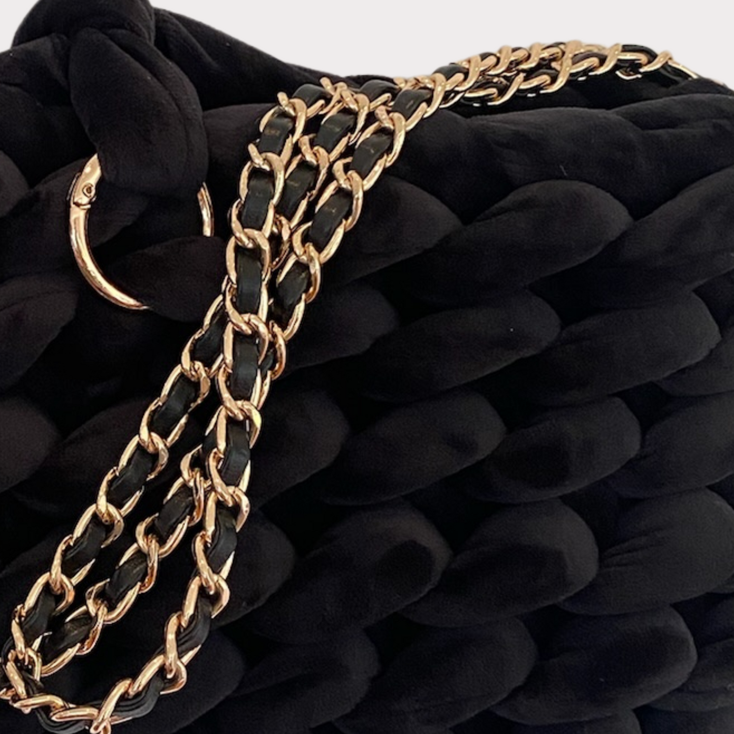 Clutch aus Samt in der Farbe Schwarz mit Samtverschluß und feiner Goldkette