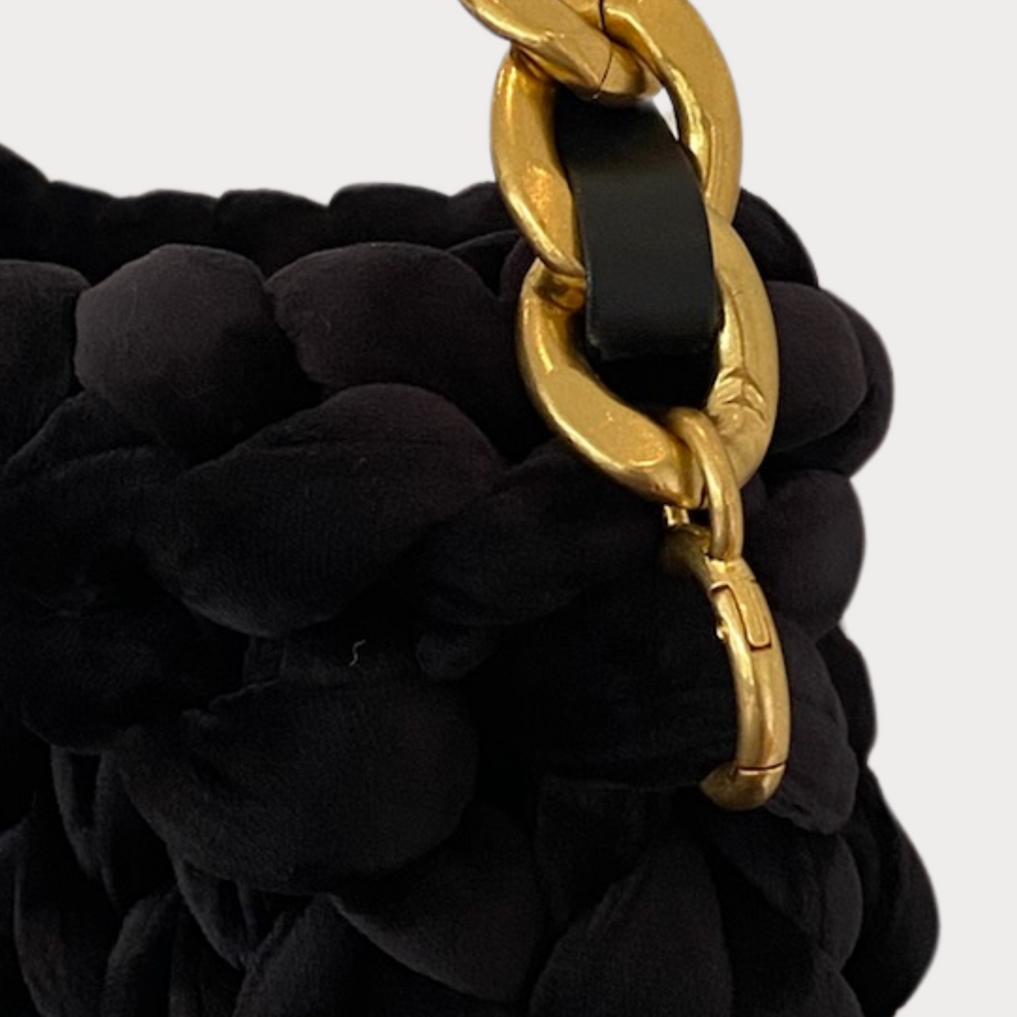 Pillowclutch aus Samt in der Farbe Schwarz mit Gliederkette