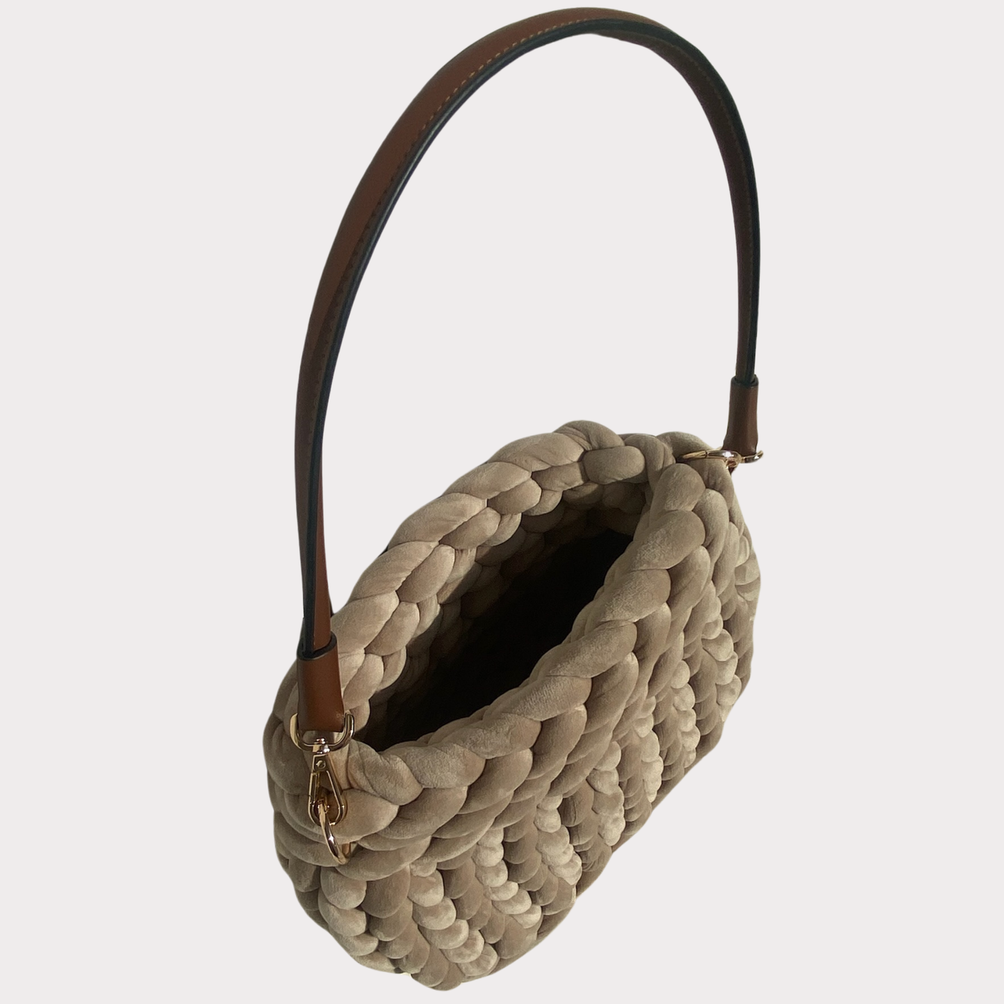 Pillowbag aus Samt in der Farbe Cappuccino mit braunem Lederschultergurt