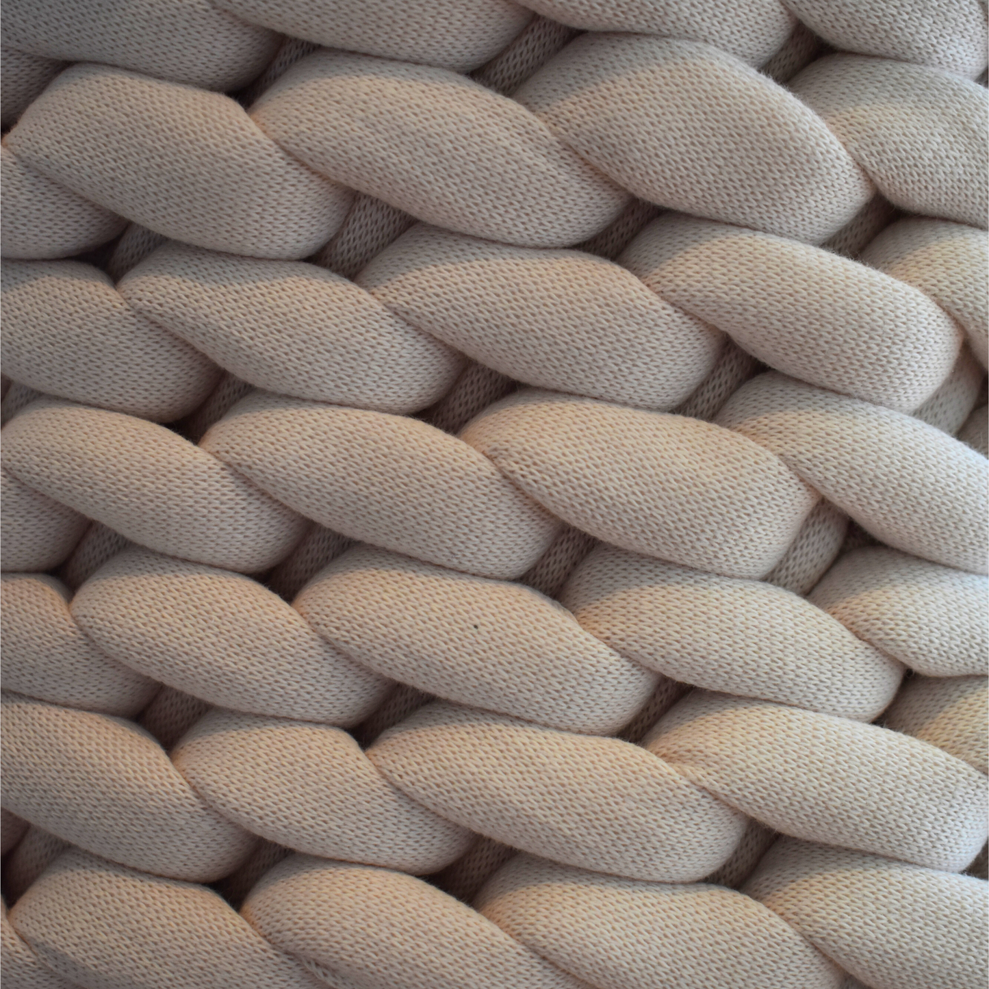 Großer Grobstrickkorb in Stone mit braunen Echtledergriffen