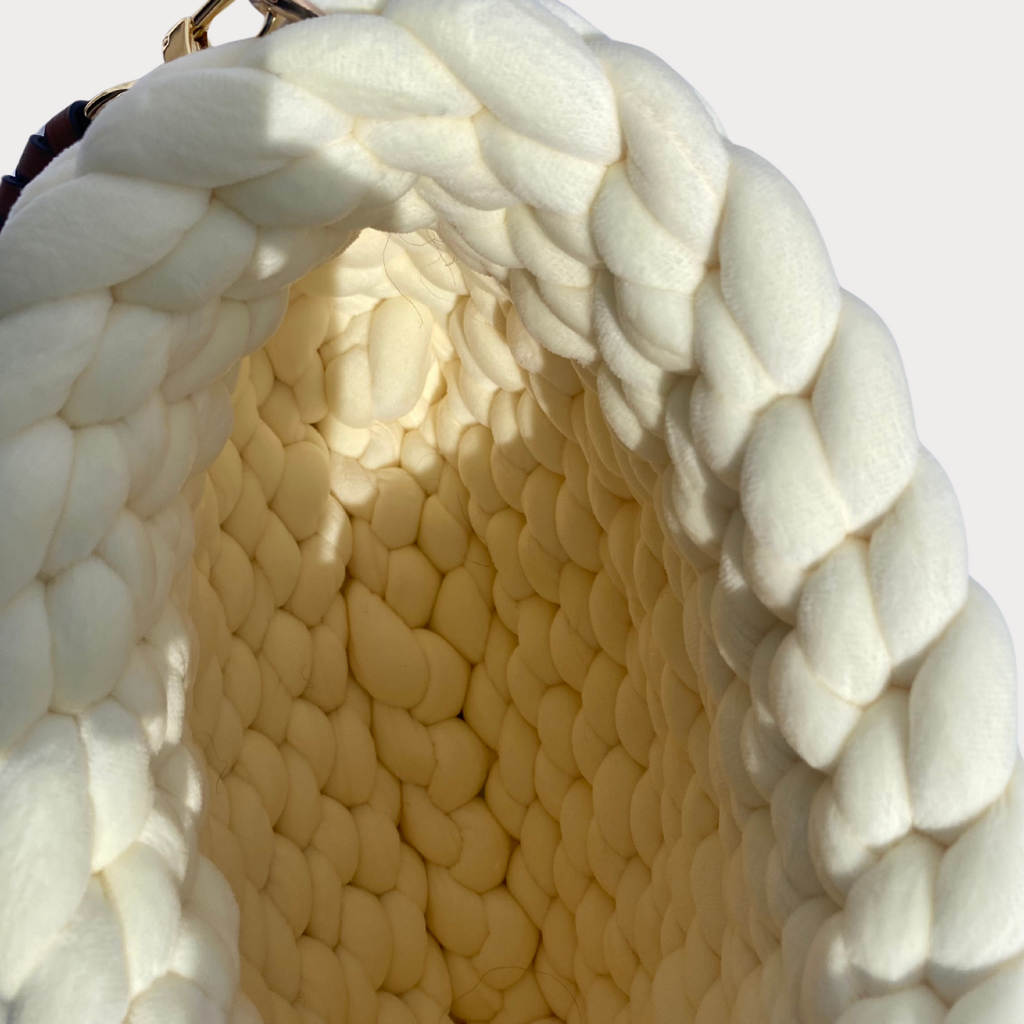 Pillow Bag aus Samt in der Farbe Creme mit geflochtenem Schultergurt