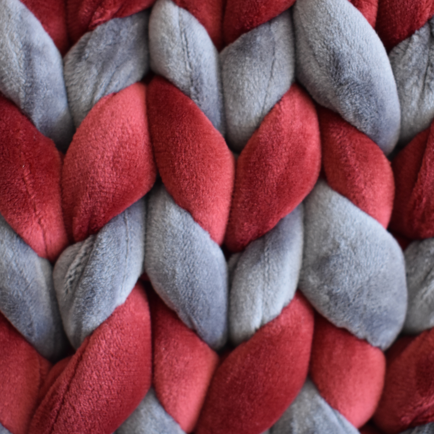 Clutch aus Samt in der Farbe Burgunderrot und Grau mit Echtlederverschluss