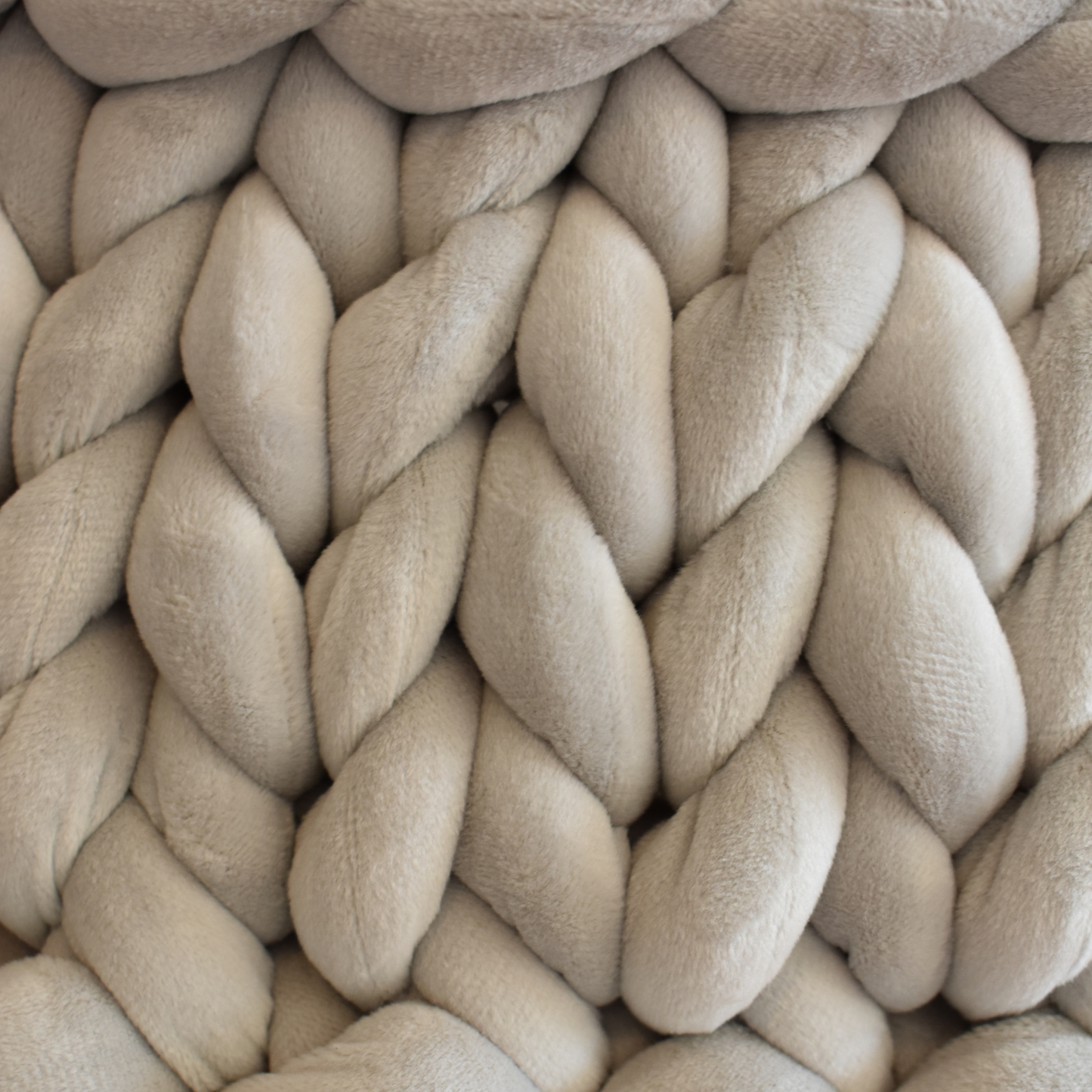 Pillow Bag aus Samt in der Farbe Hellgrau mIt Perlenkette