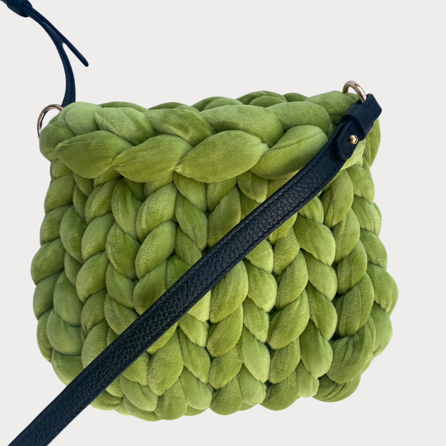 Micro Pillow aus Samt in der Farbe Pistaziengrün mit schwarzem Schultergurt
