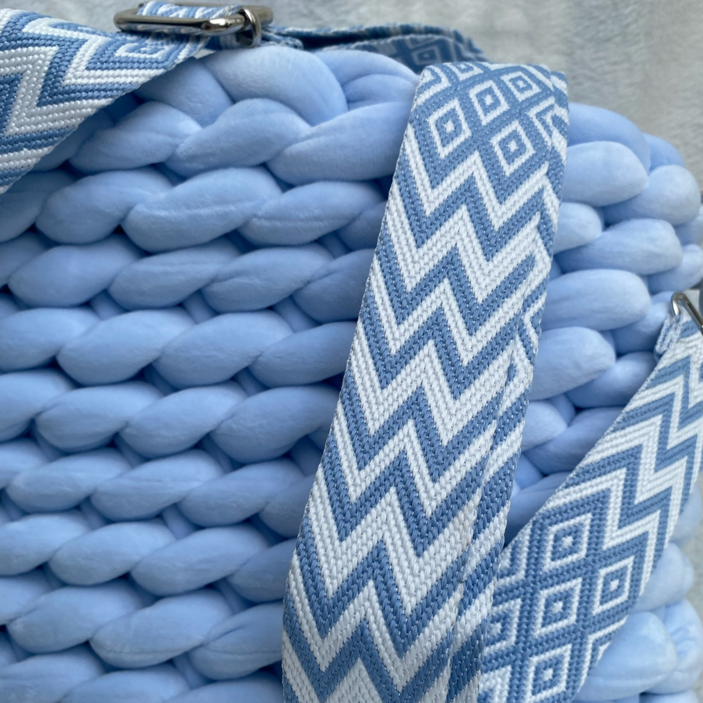 Klassik Bag aus Samt in der Farbe Hellgrau mit Textilschultergurt