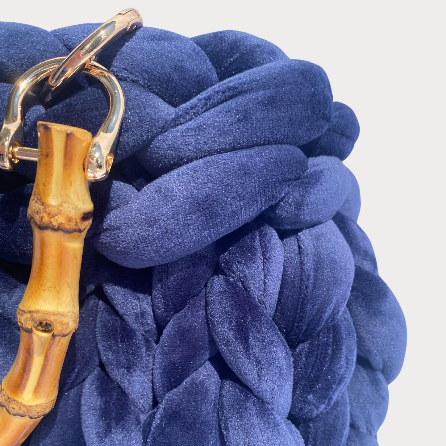 Pillow Bag aus Samt in der Farbe Marineblau mit Bambusgriffen