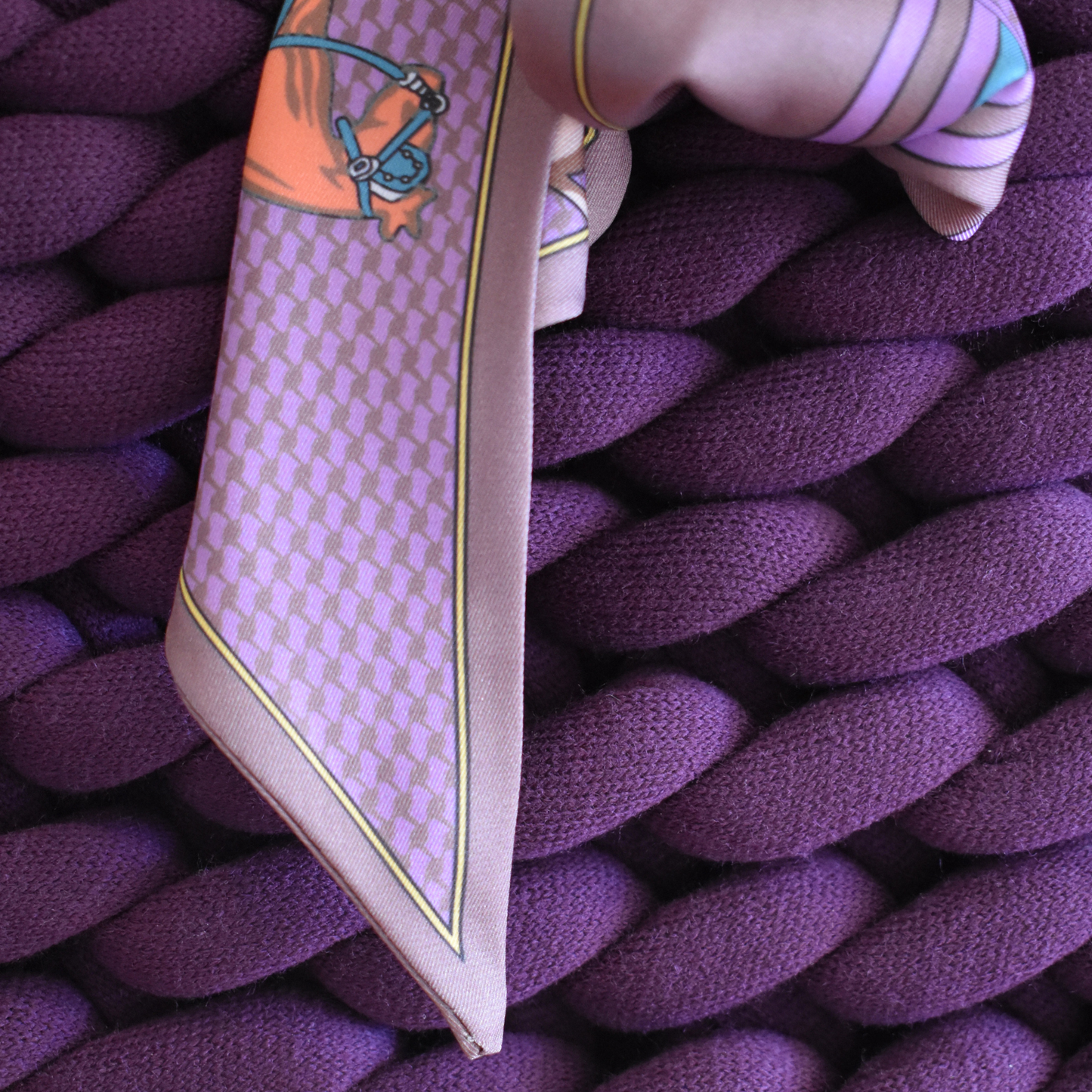 Classic Bag als Shopper aus Acryl in der Farbe Dark Violet mit Twilly-Tuch und Echtledergurt