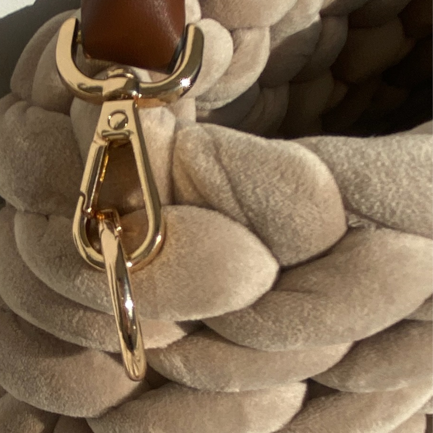 Pillowbag aus Samt in der Farbe Cappuccino mit braunem Lederschultergurt
