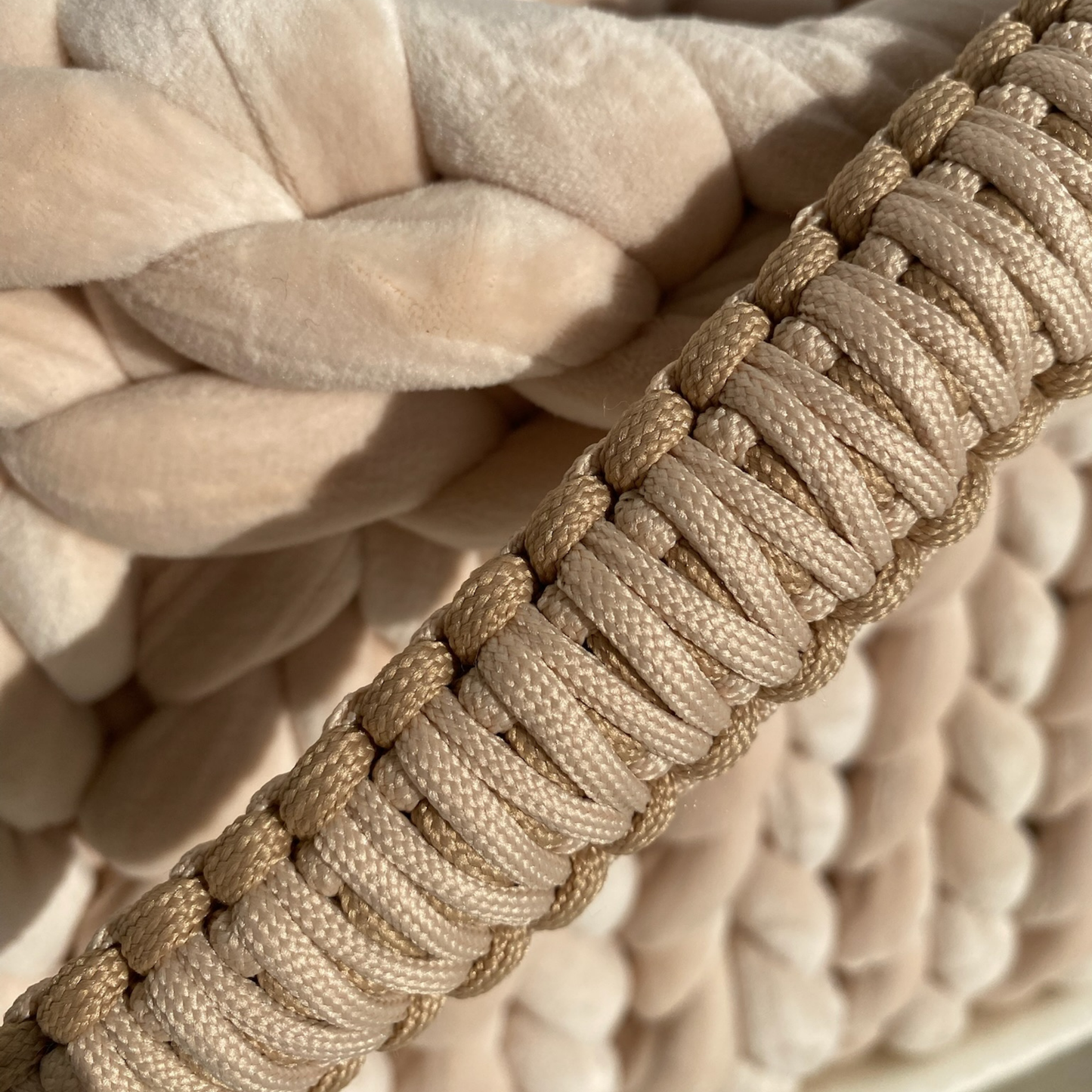 Baguettebag aus Samt in der Farbe beige mit Paracordgriff in Naturton