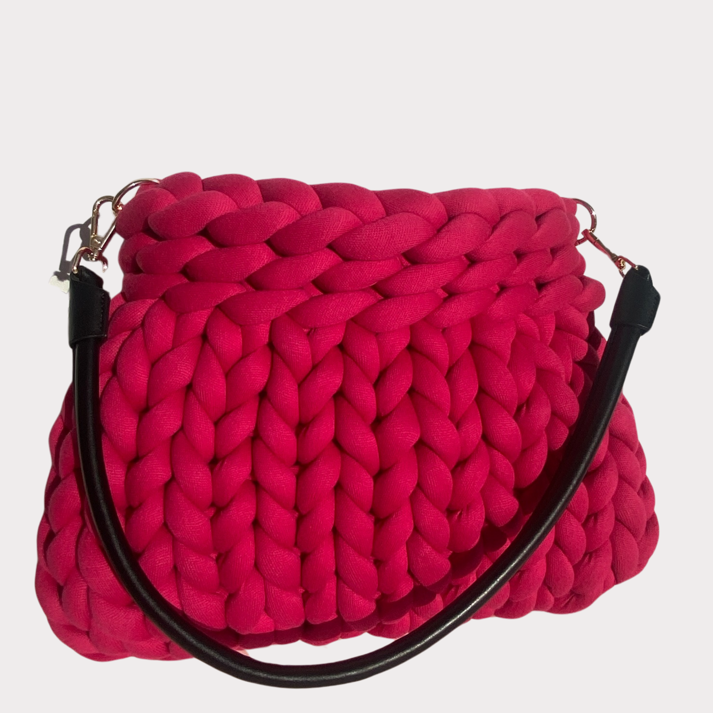 Die Candybar ist eröffnet! Pillowbag aus Premium Cotton in der Farbe Magenta mit schwarzem Lederschultergurt