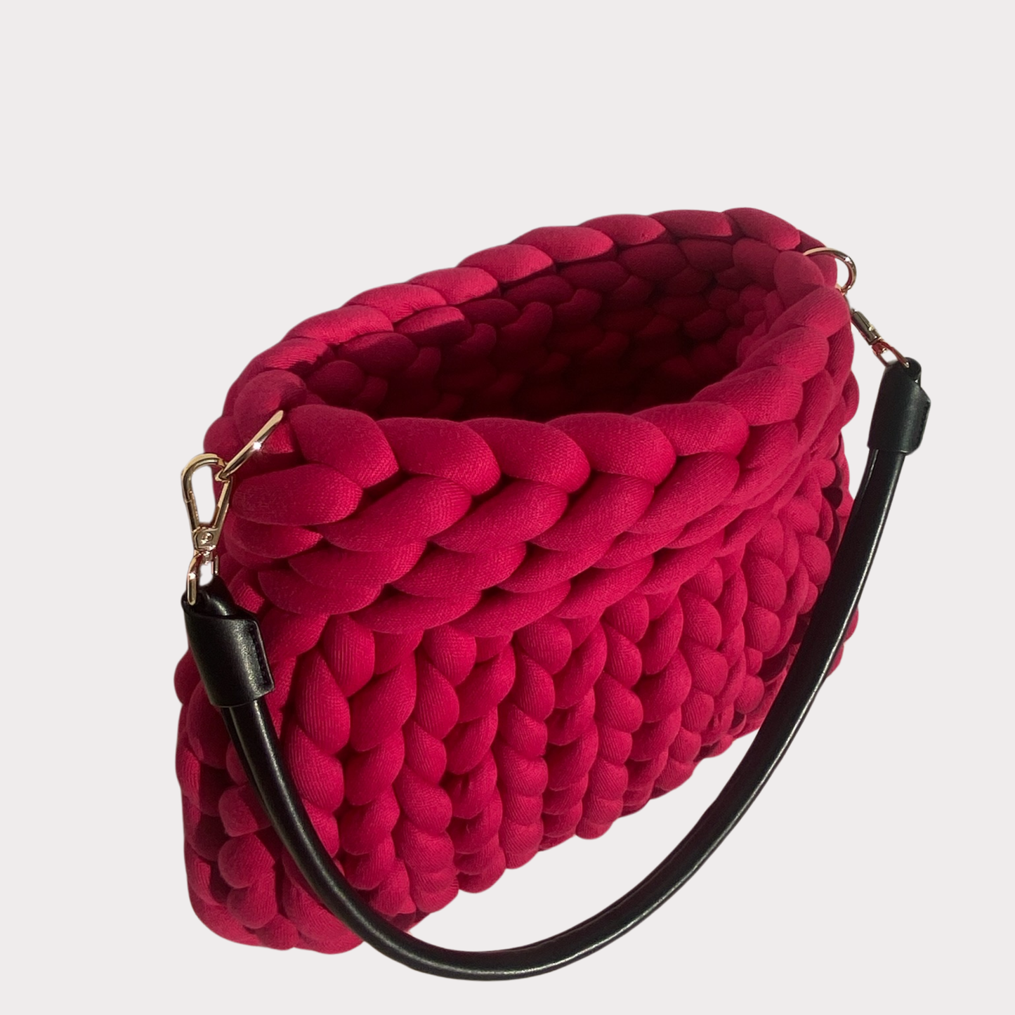 Die Candybar ist eröffnet! Pillowbag aus Premium Cotton in der Farbe Magenta mit schwarzem Lederschultergurt