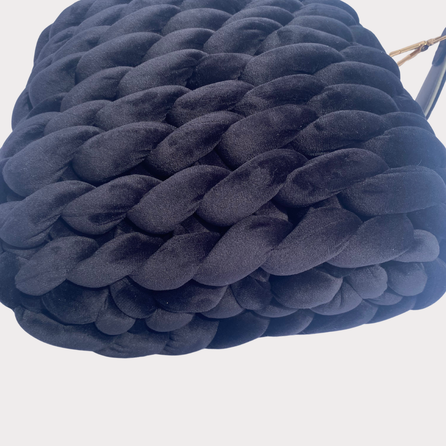 Kleine Classic Bag aus Samt in der Farbe Schwarz mit Echtledergriff