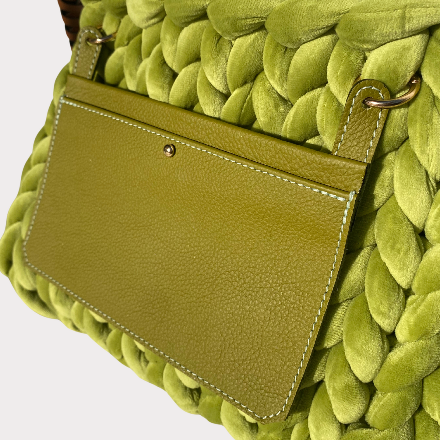 Pillow Bag aus Samt in Pistaziengrün mit Außentasche und geflochtenem Lederschultergurt