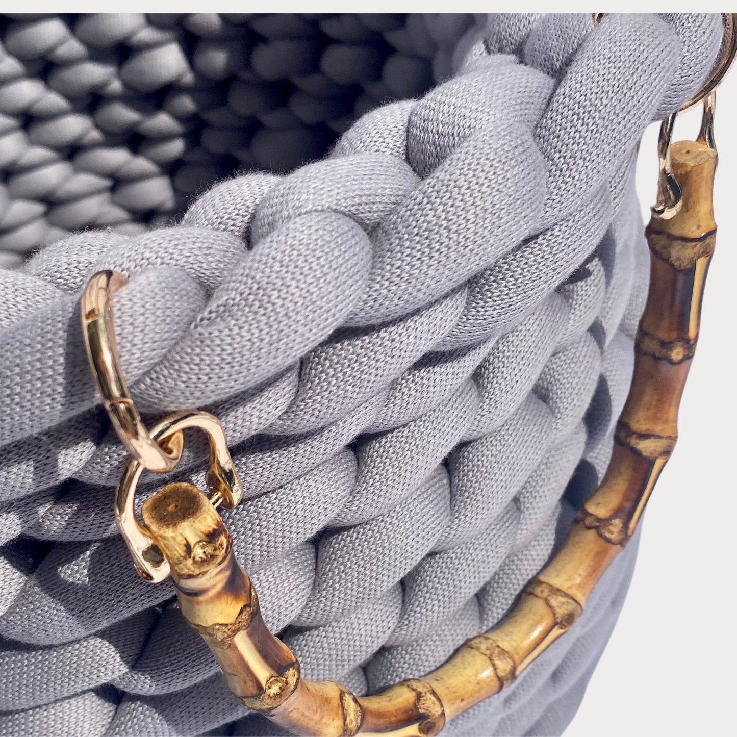 Großer Grobstrickkorb in der Farbe Grau mit Bambusgriffen