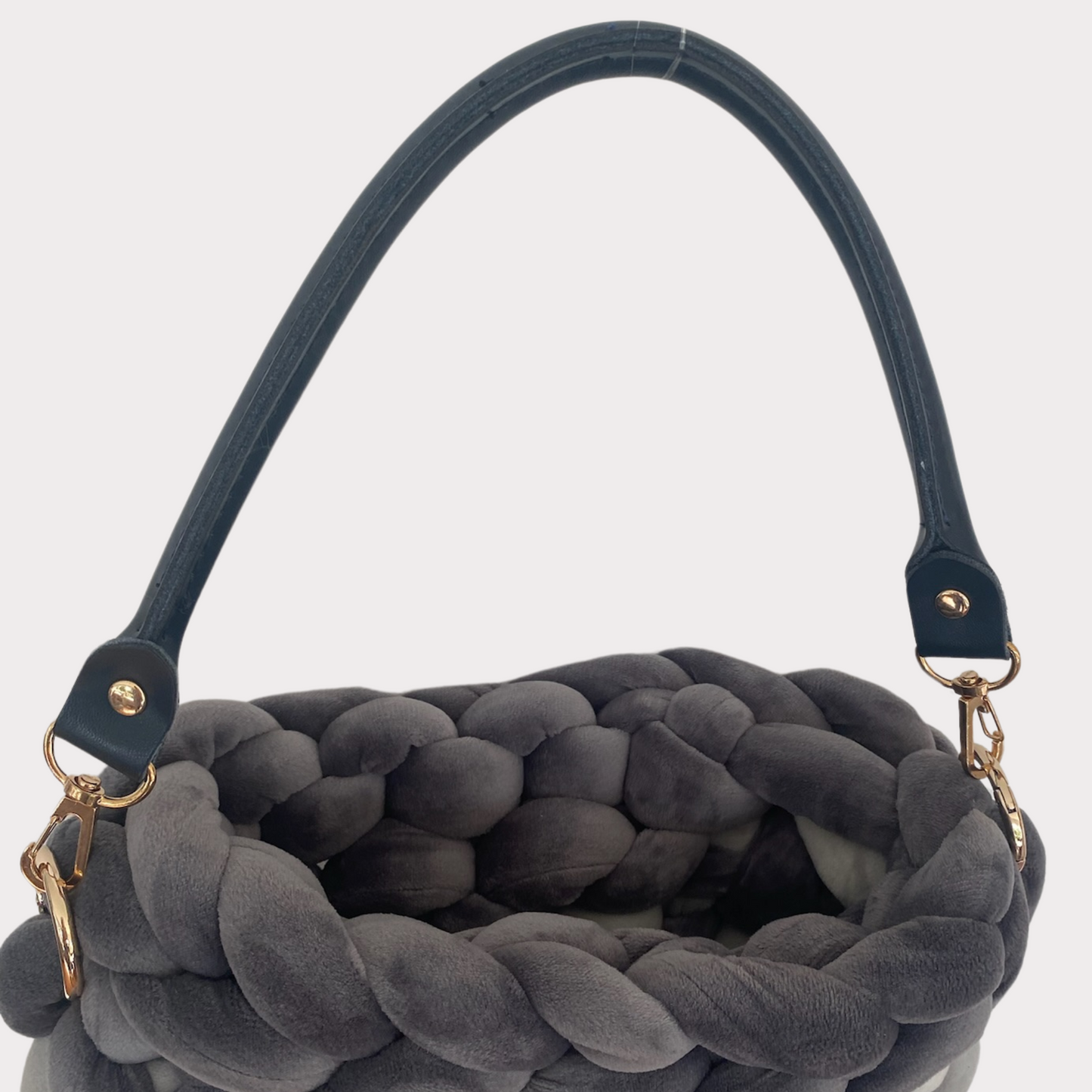 Micro Pillow Bag aus Samt in der Farbe Grau mit kurzem schwarzem Griff