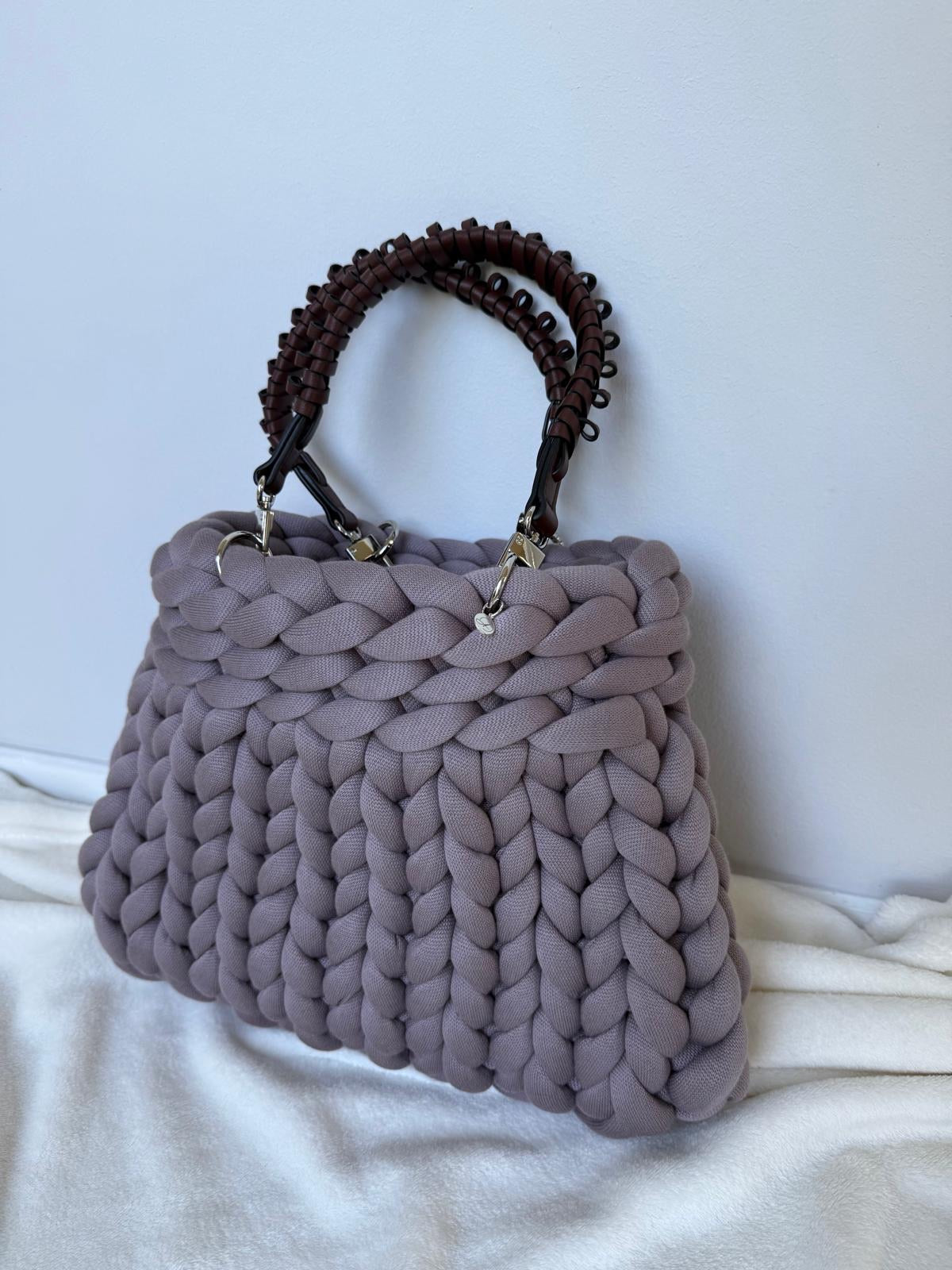 Pillowbag aus Premium Cotton in der Farbe Grau mit schwarzen geflochtenen Ledergriffen