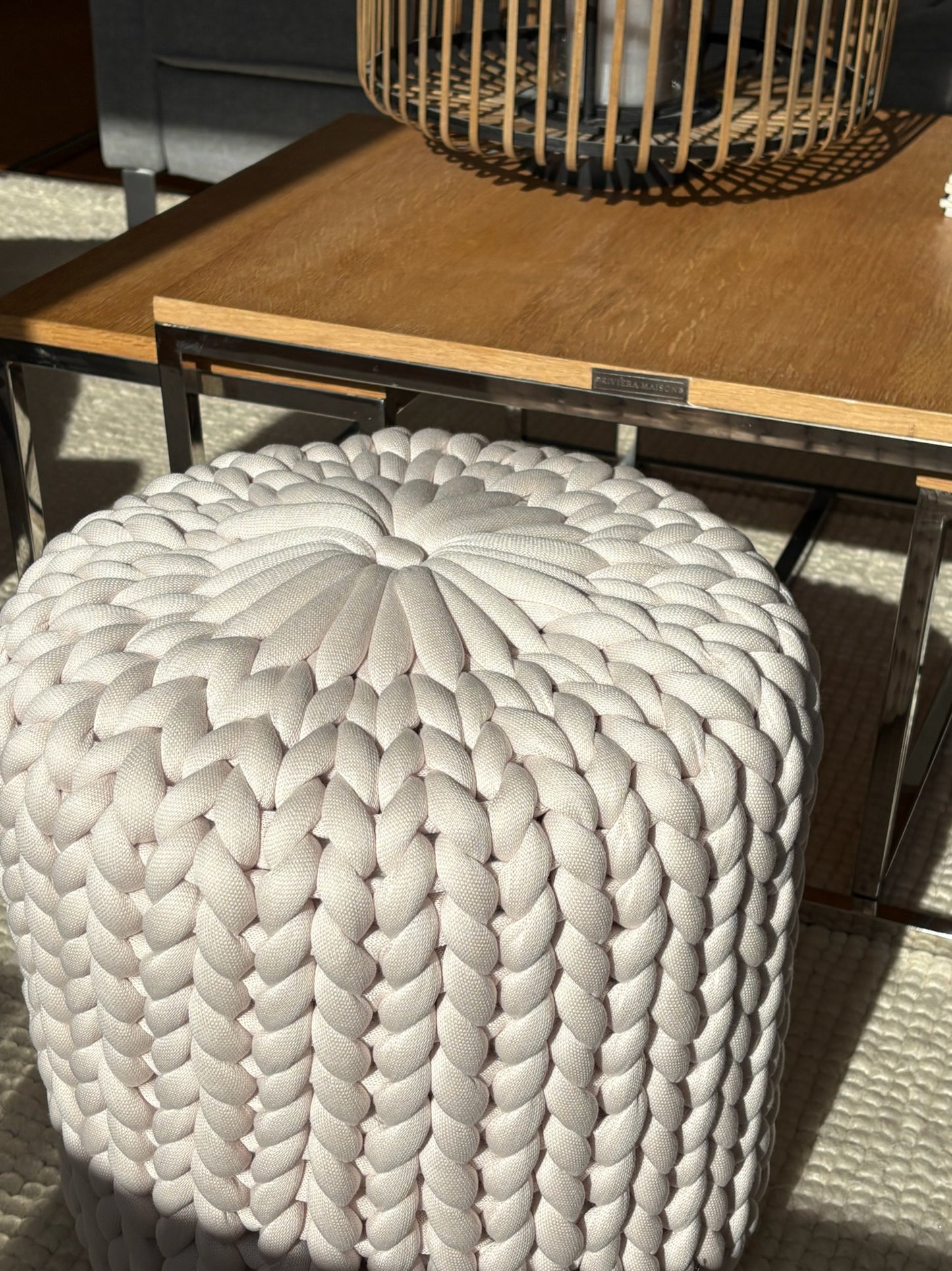 Pouf-Sitzhocker in der Farbe Bone