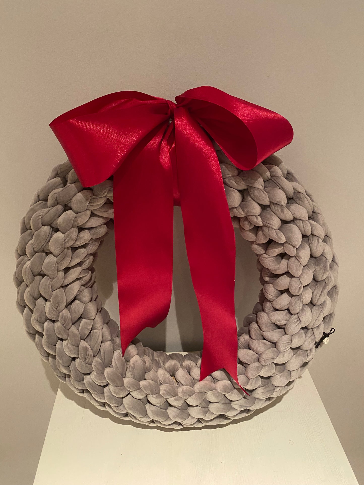 Dekokranz aus Samt in Hellgrau