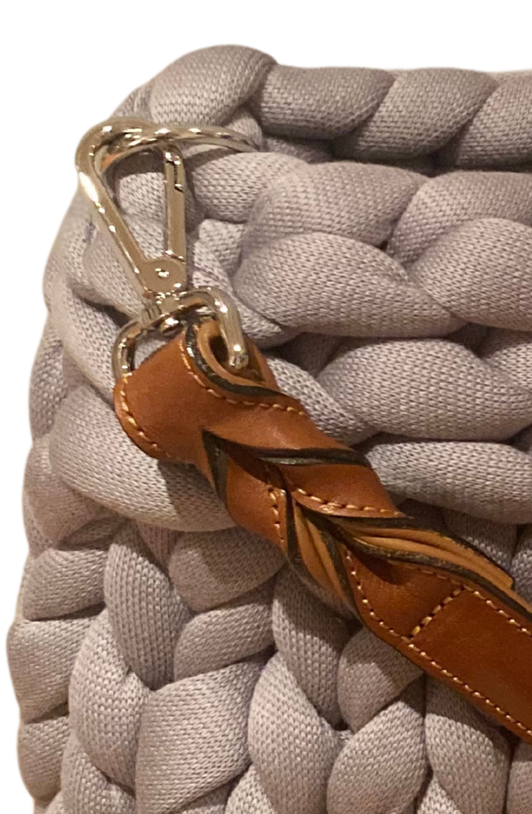 Pillow Bag aus Premium Cotton in der Farbe Steel mit Echtlederschultergurt und Verschluß