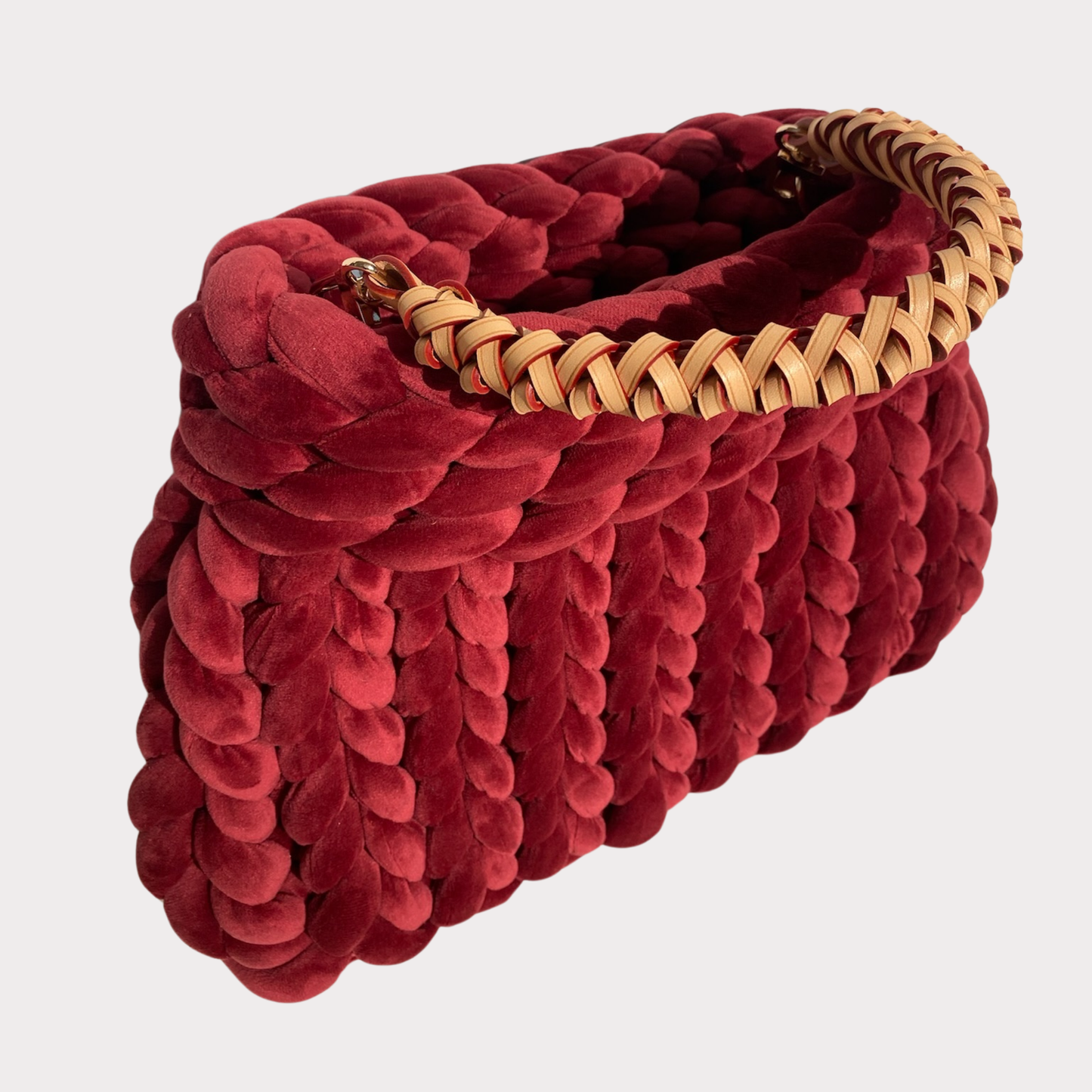 Pillowbag aus Samt in der Farbe Burgunder mit geflochtenem Ledergurt