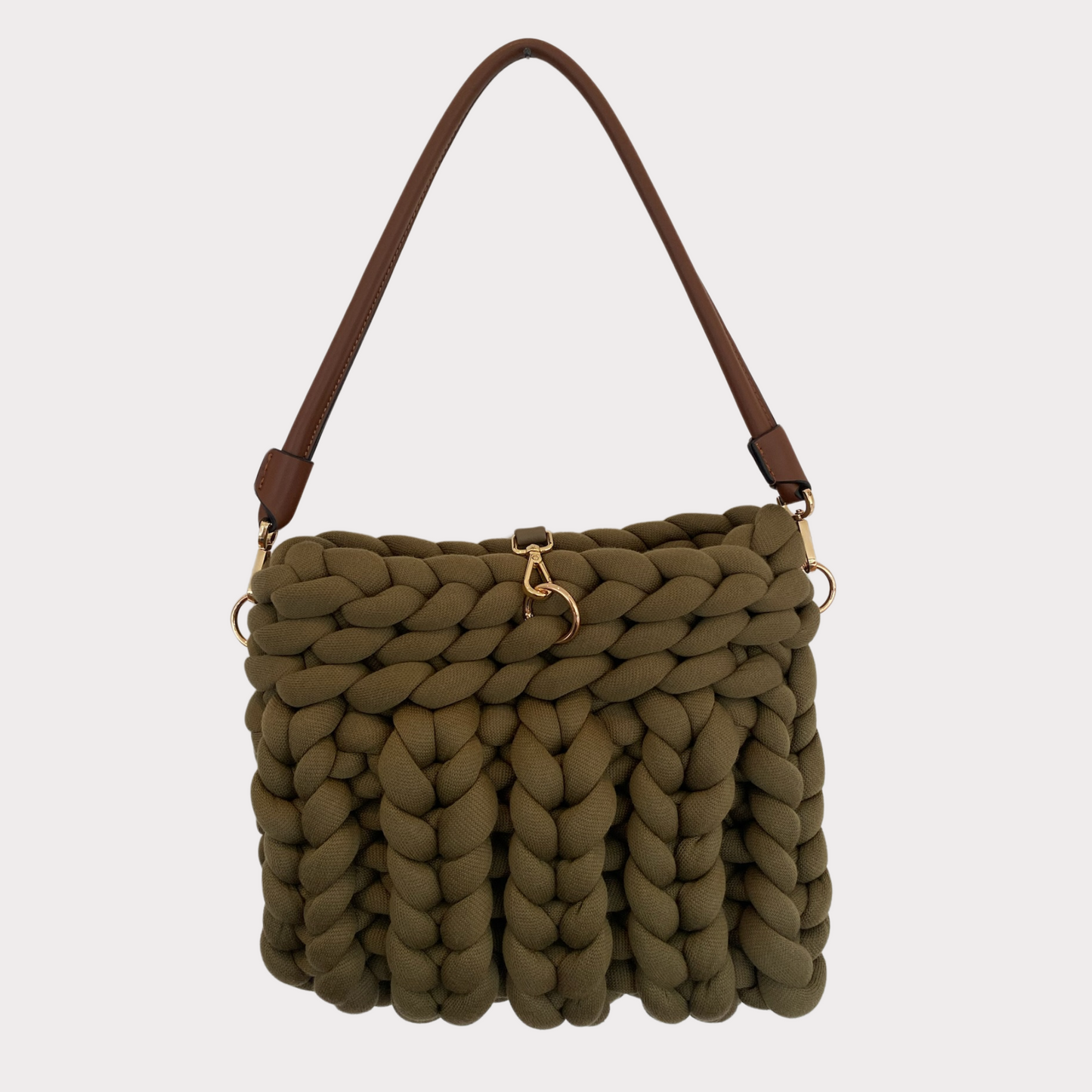 Pillow Bag aus Premium Cotton in der Farbe Olive mit schmalem Zopfmuster und braunem Ledergurt