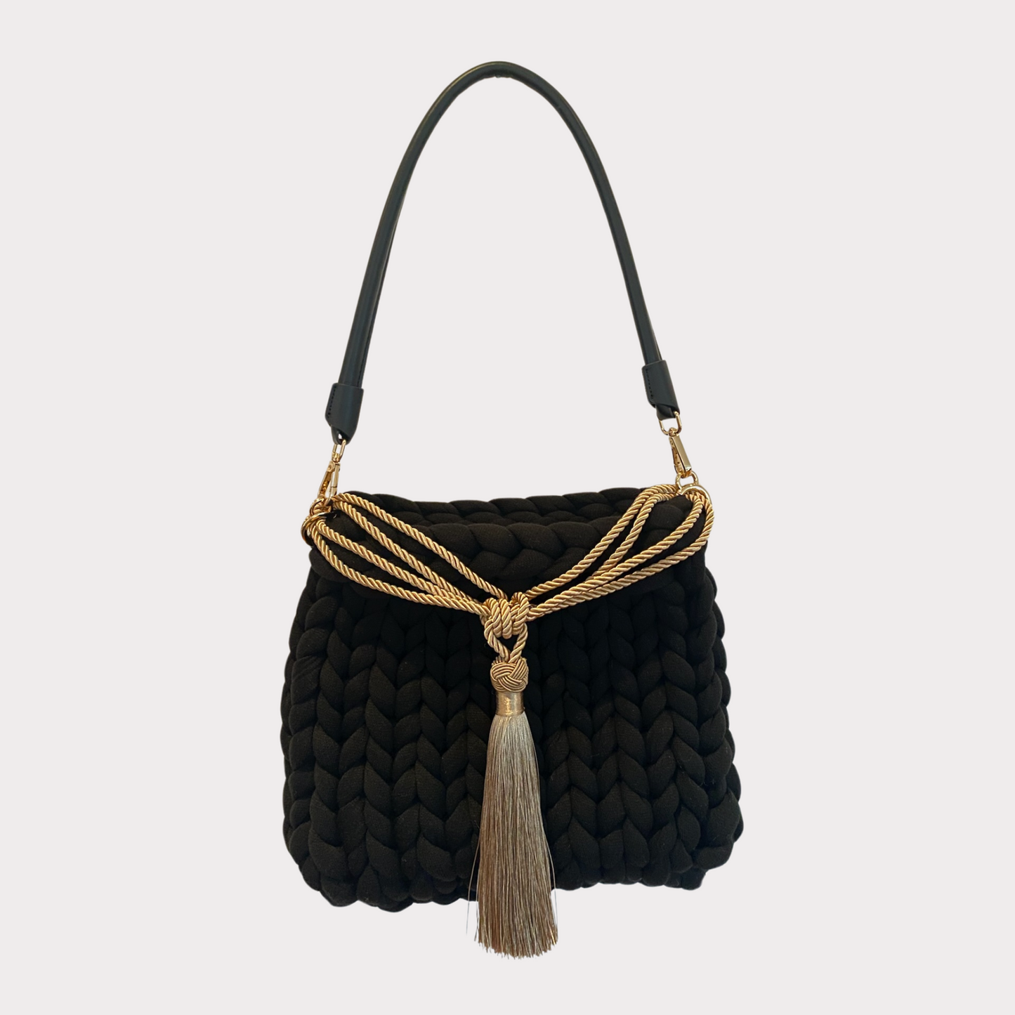 Pillow Bag aus Premium Cotton in der Farbe Schwarz mit goldener Quaste und schwarzem Lederschultergurt