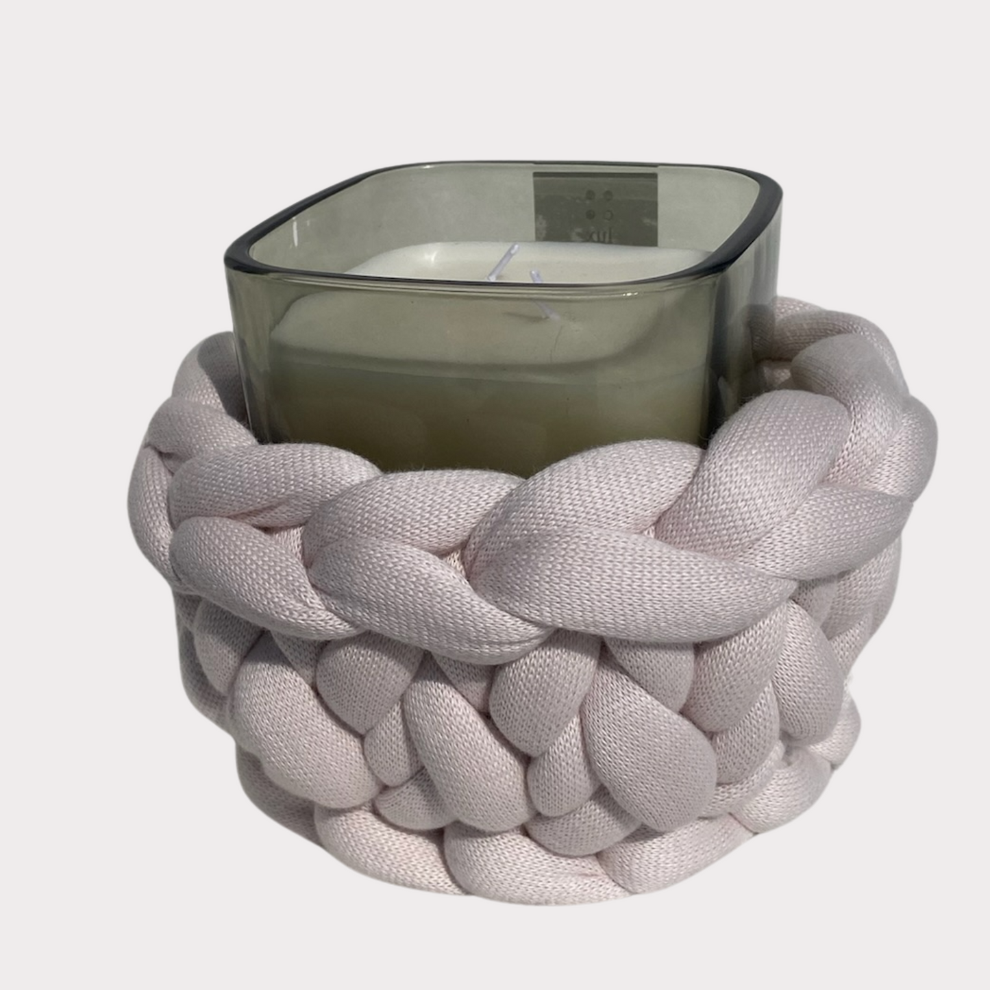 Windlicht mit Duftkerze in grünem Glas mit einer Manschette aus Premium Cotton in der Farbe Stone