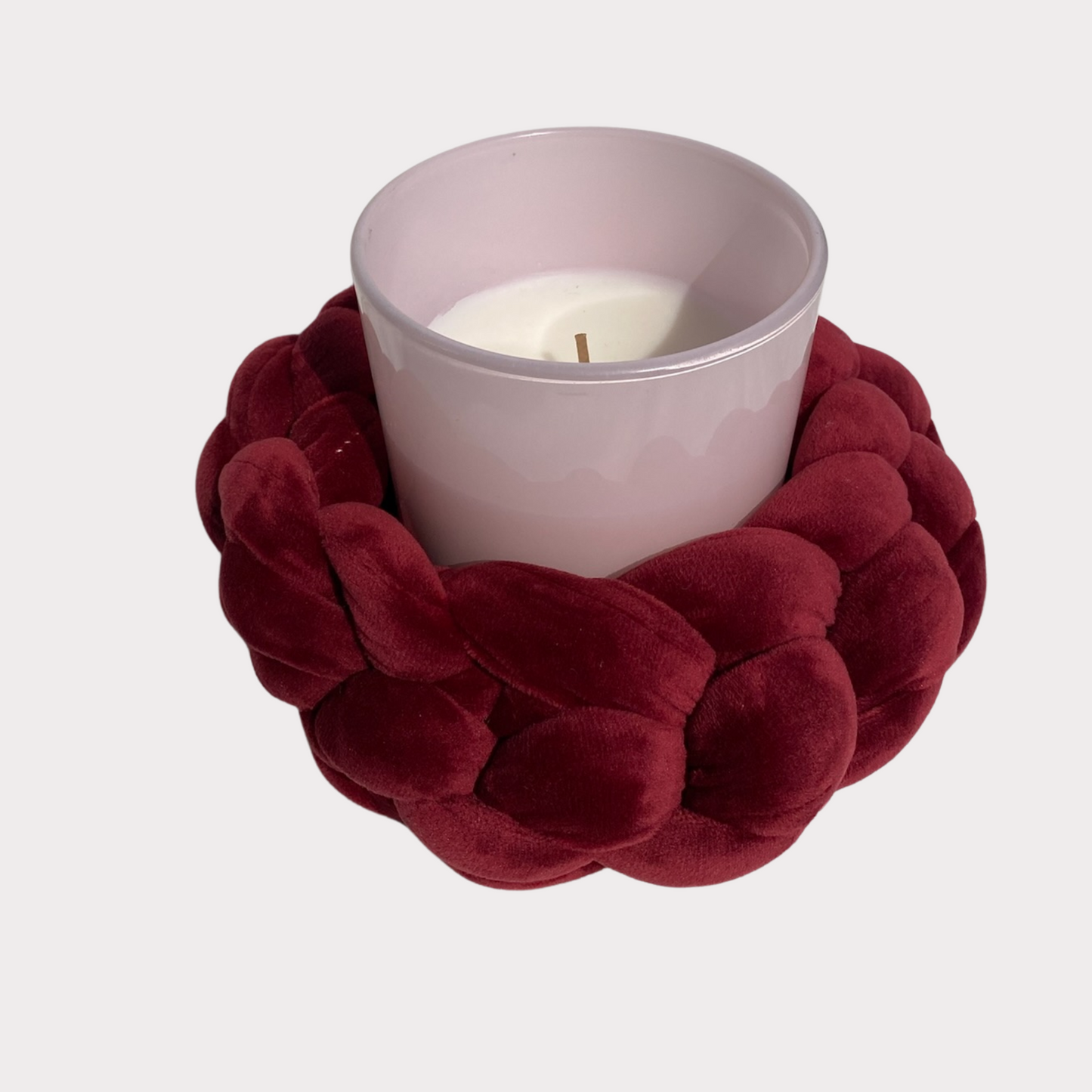 Duftkerze in einem rosa Glas mit einer Manschette aus Samt in der Farbe Burgunder