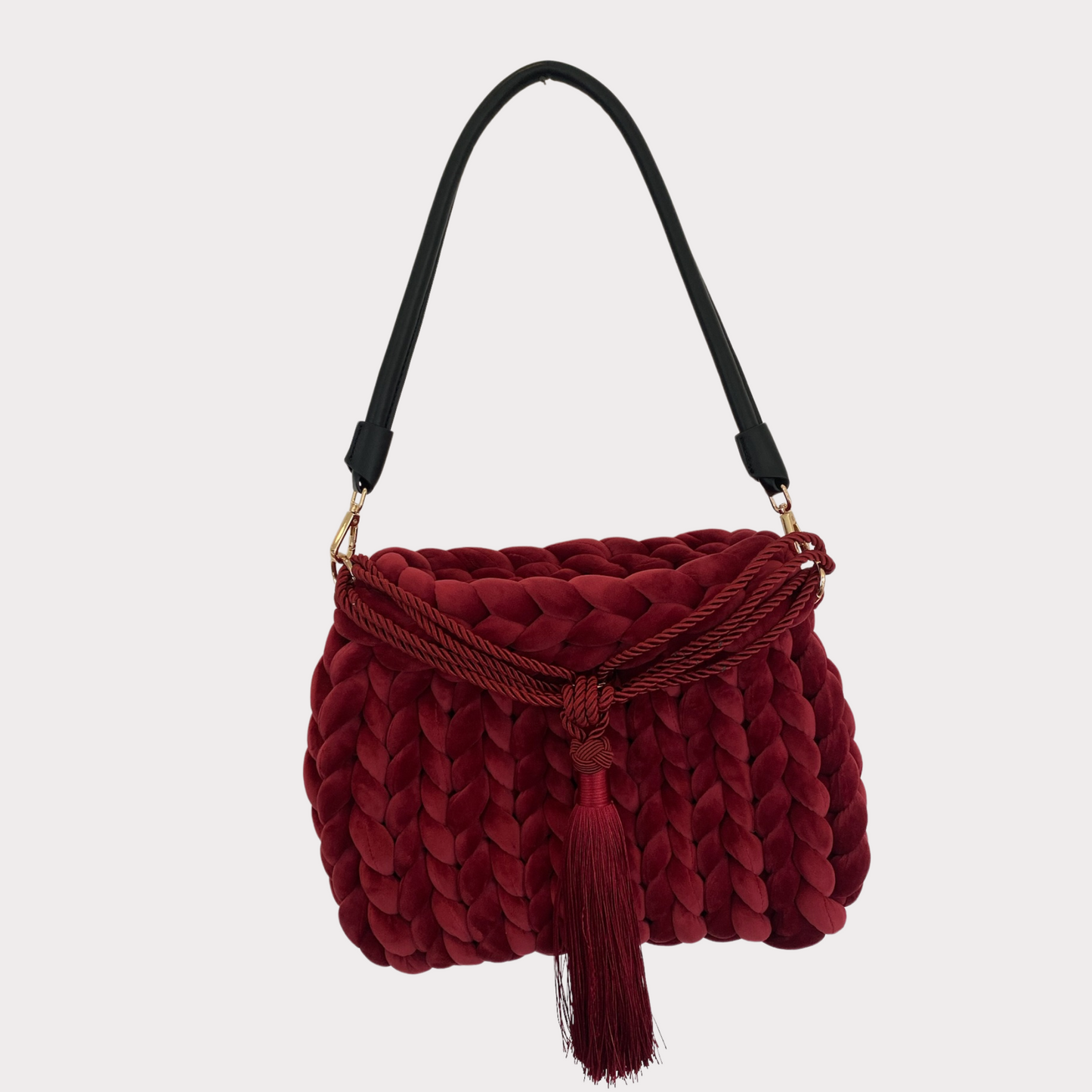 Pillow Bag aus Samt in der Farbe Burgunder mit roter Quaste und schwarzem Lederschultergurt