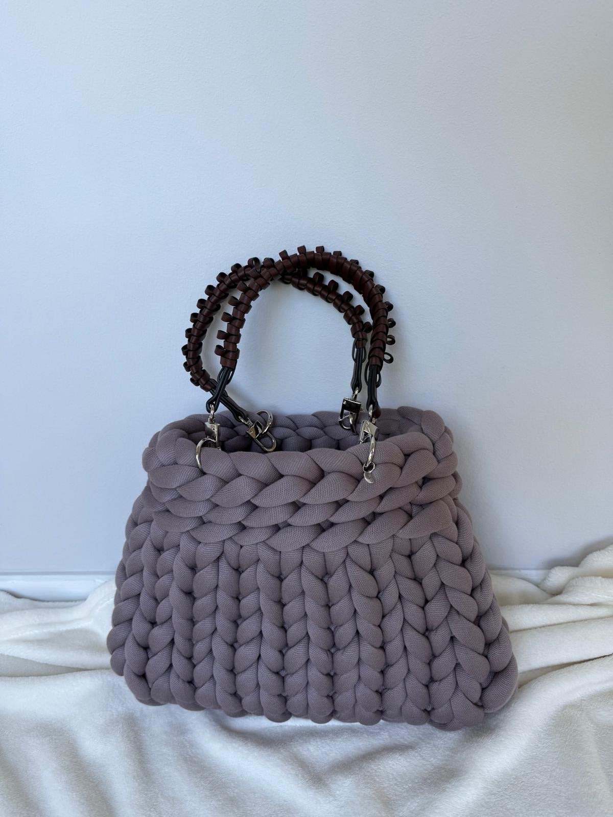 Pillowbag aus Premium Cotton in der Farbe Grau mit schwarzen geflochtenen Ledergriffen