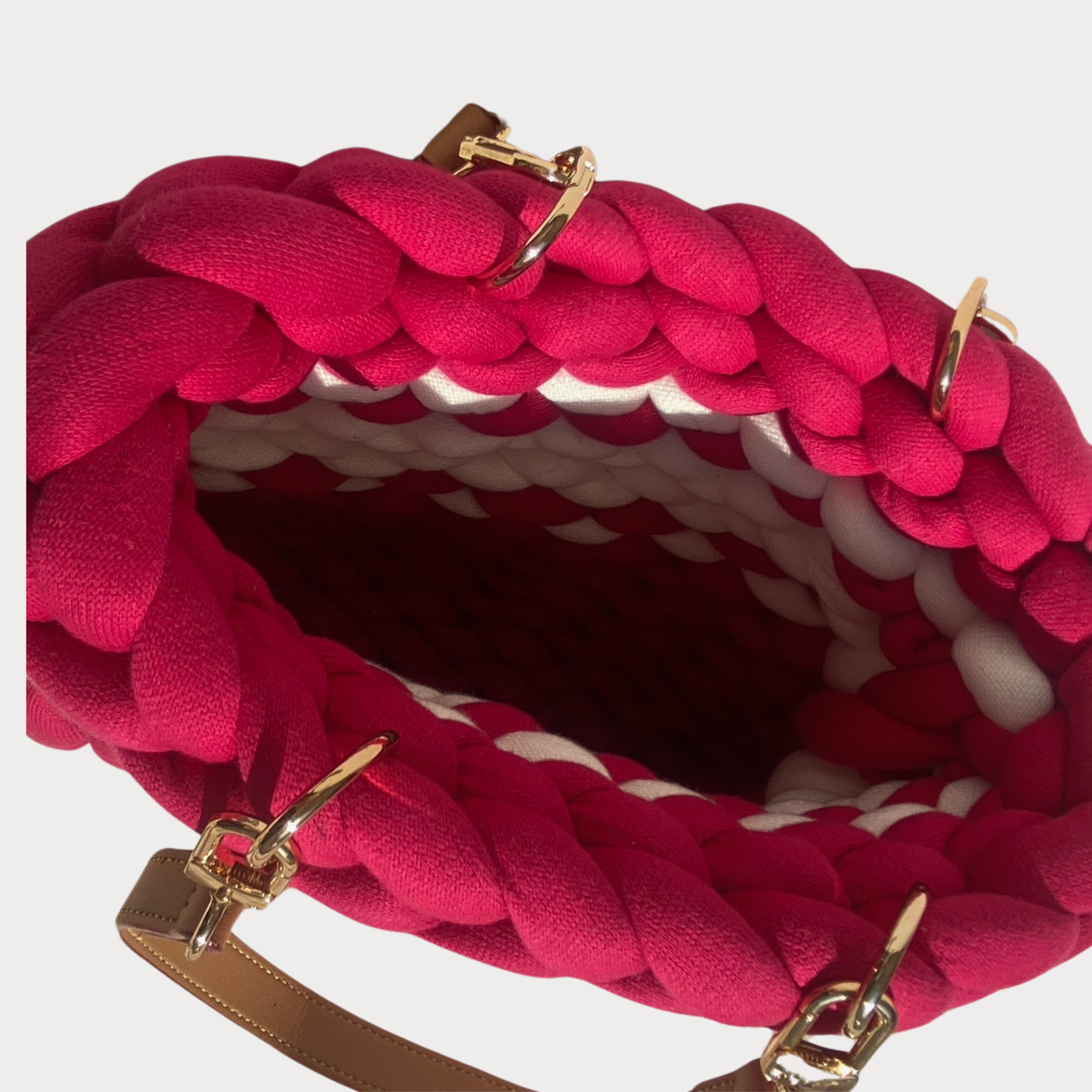 Pillowbag in der Farbe Magenta mit weißem Streifen und braunen  Ledergriffen mit Magentafarbkante