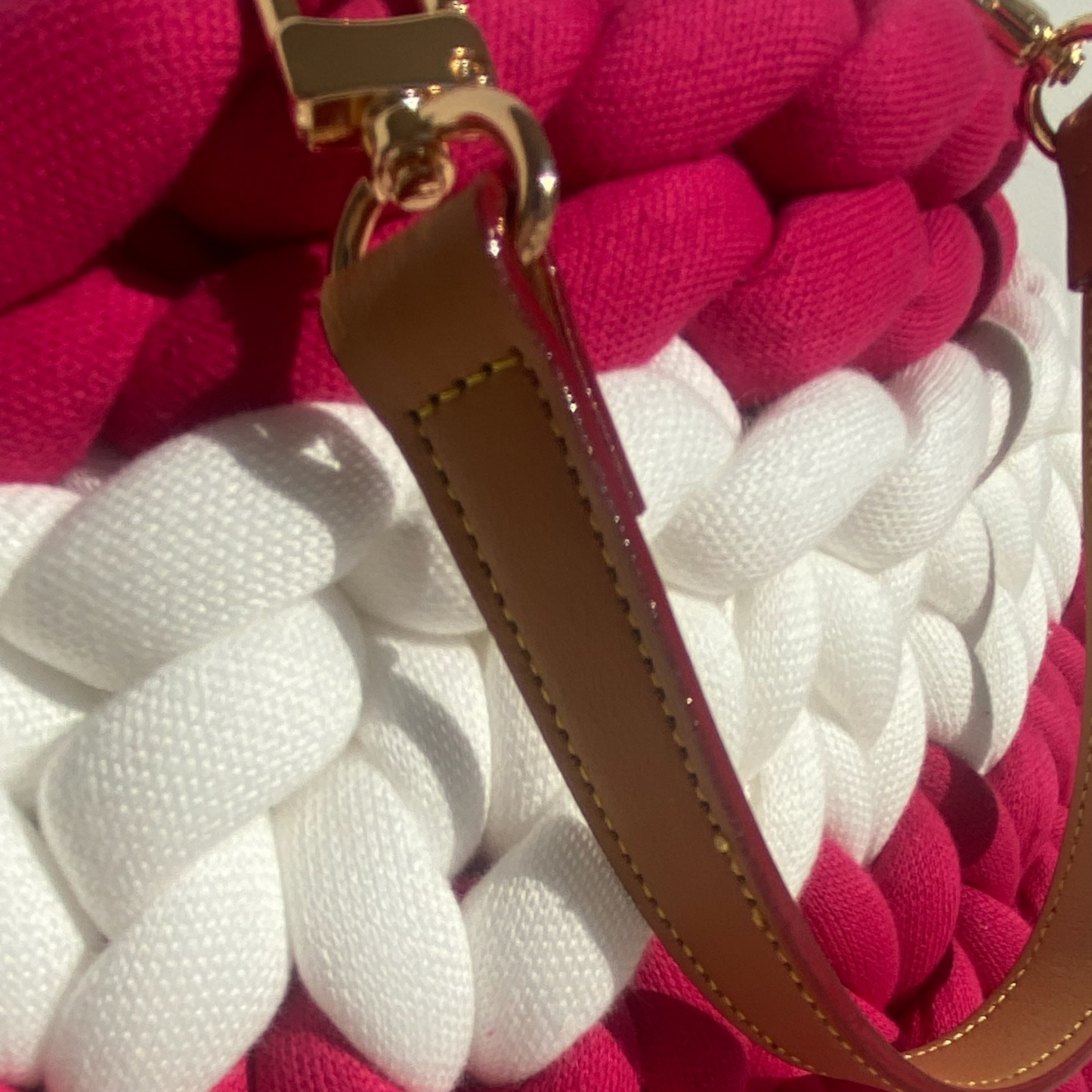 Pillowbag in der Farbe Magenta mit weißem Streifen und braunen  Ledergriffen mit Magentafarbkante