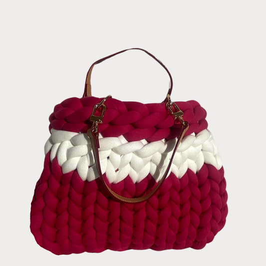 Pillowbag in der Farbe Magenta mit weißem Streifen und braunen  Ledergriffen mit Magentafarbkante