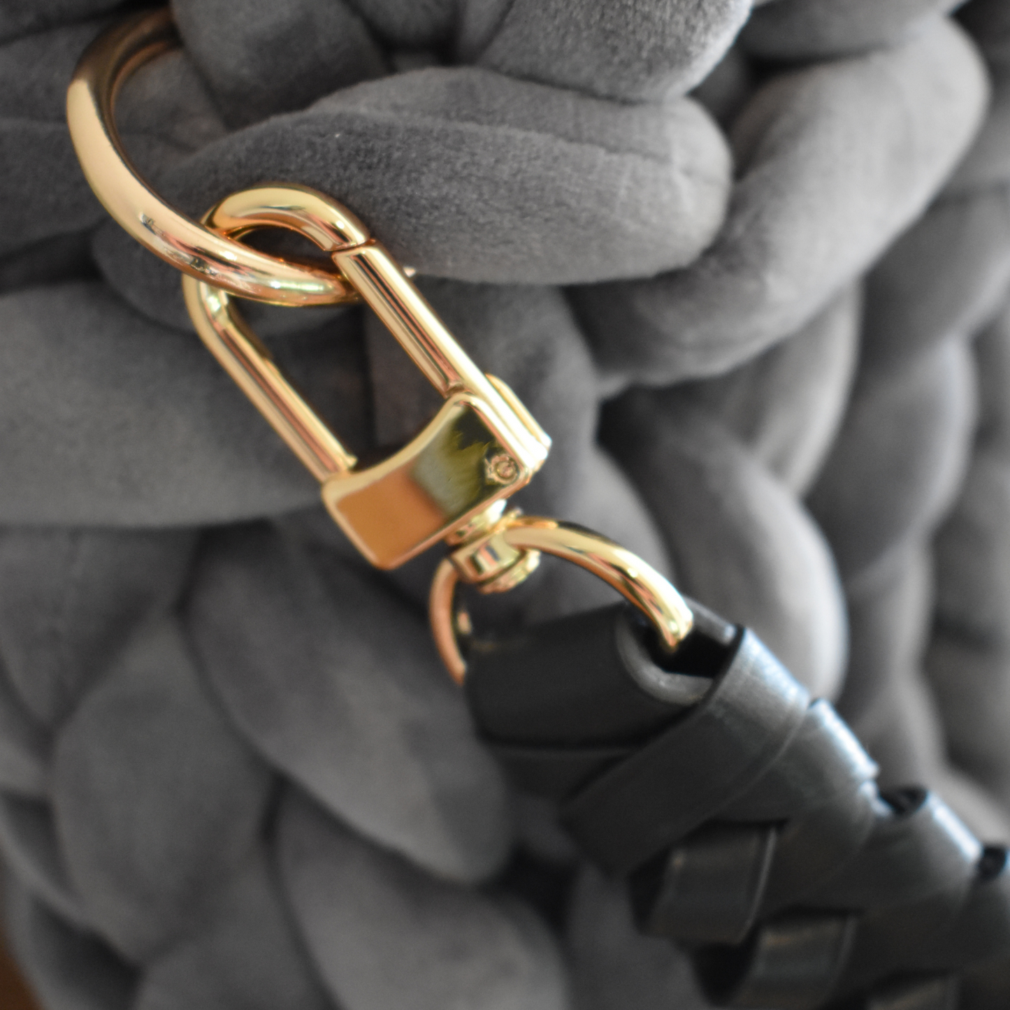 Pillow Bag aus Samt in der Farbe Dunkelgrau mit  schwarzem Schultergurt