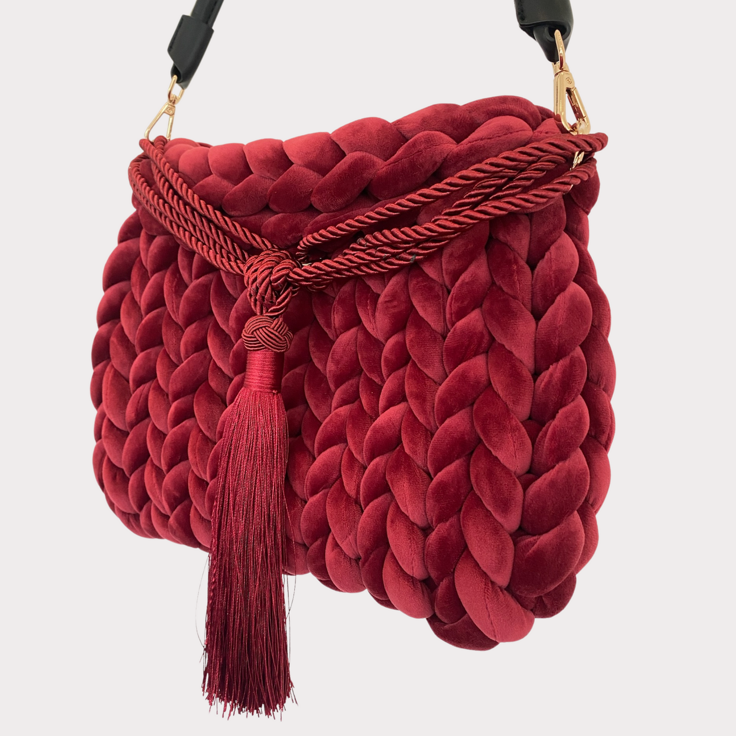 Pillow Bag aus Samt in der Farbe Burgunder mit roter Quaste und schwarzem Lederschultergurt