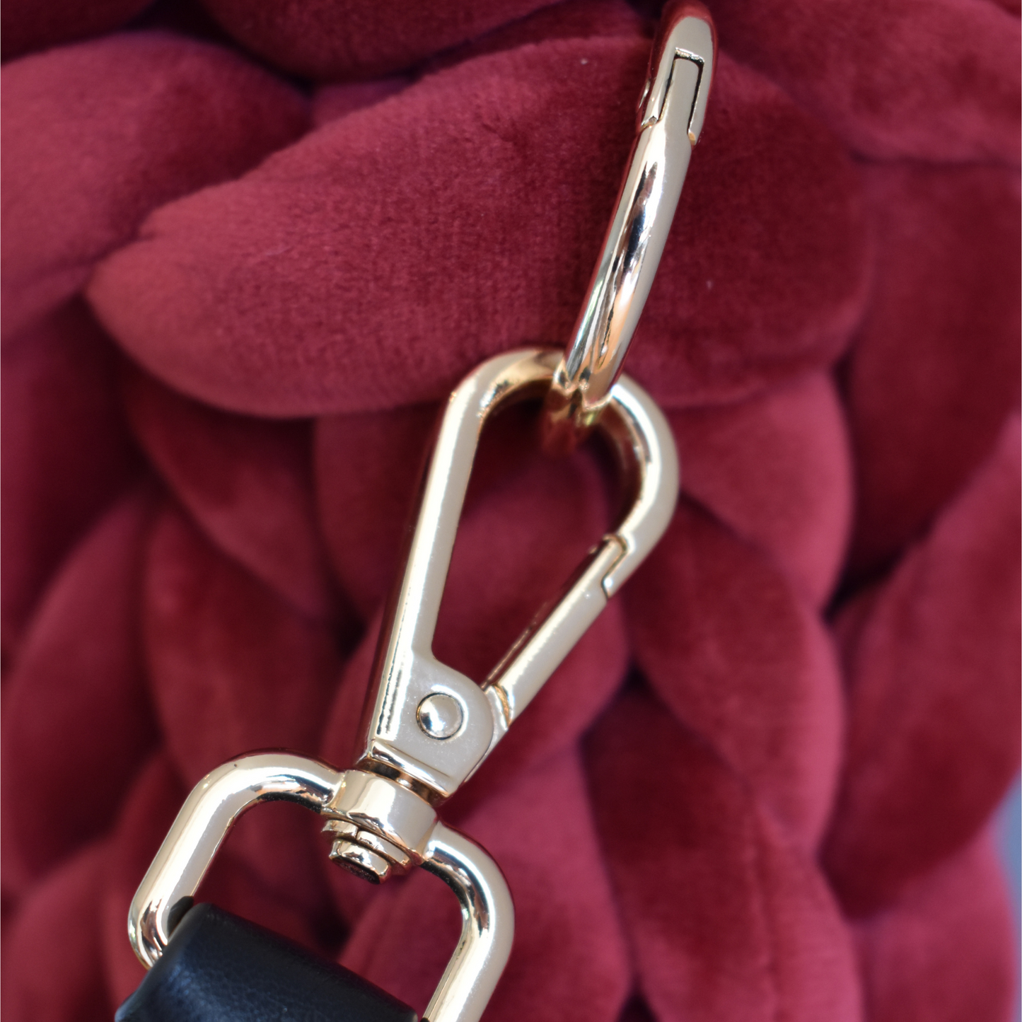 Pillow Bag in der Trendfarbe Burgunder- Rot mit schwarzem Griff