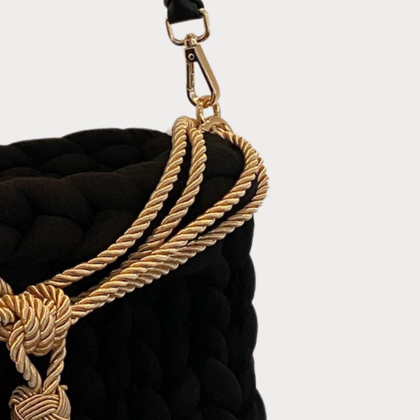 Pillow Bag aus Premium Cotton in der Farbe Schwarz mit goldener Quaste und schwarzem Lederschultergurt