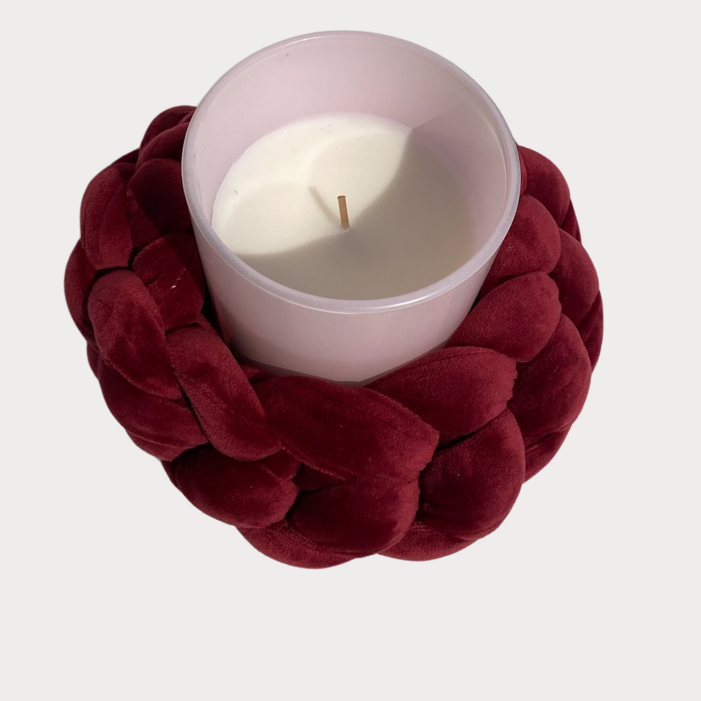 Duftkerze in einem rosa Glas mit einer Manschette aus Samt in der Farbe Burgunder