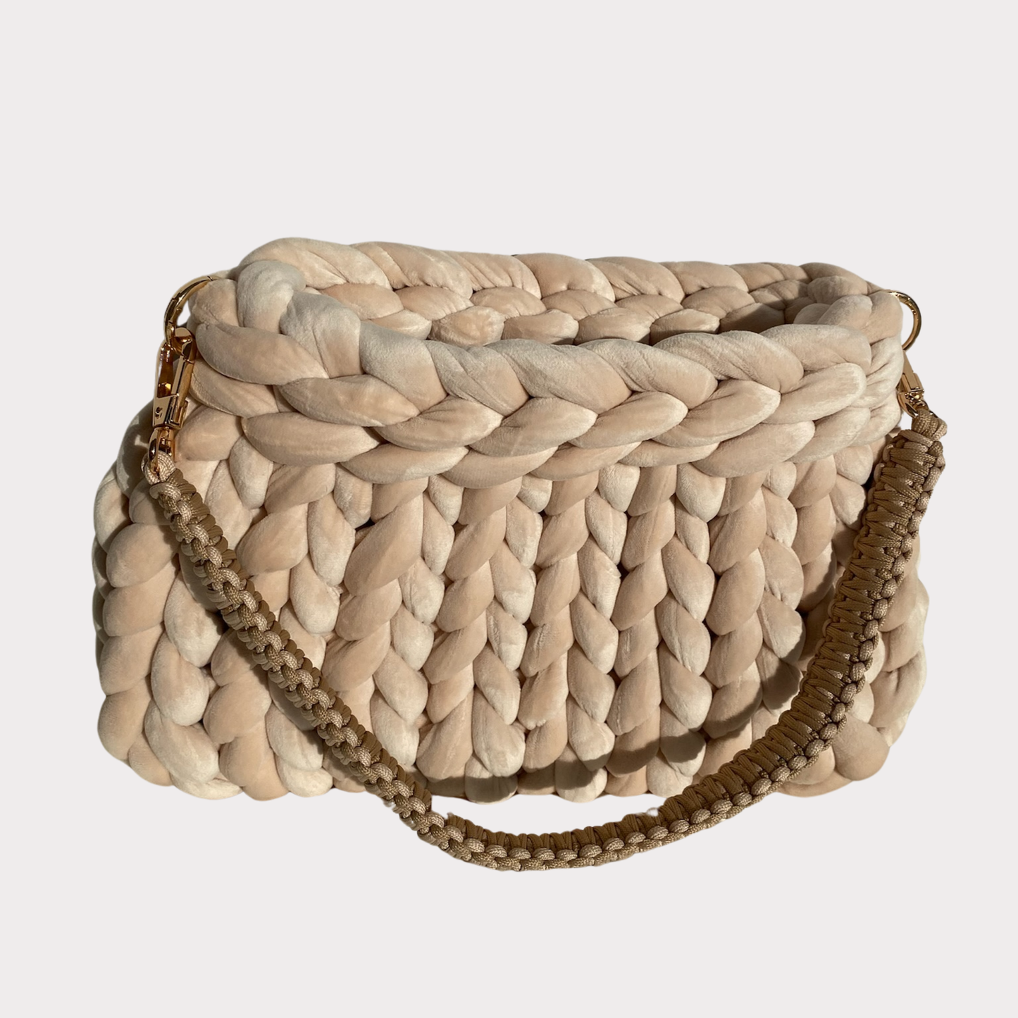 Baguettebag aus Samt in der Farbe beige mit Paracordgriff in Naturton